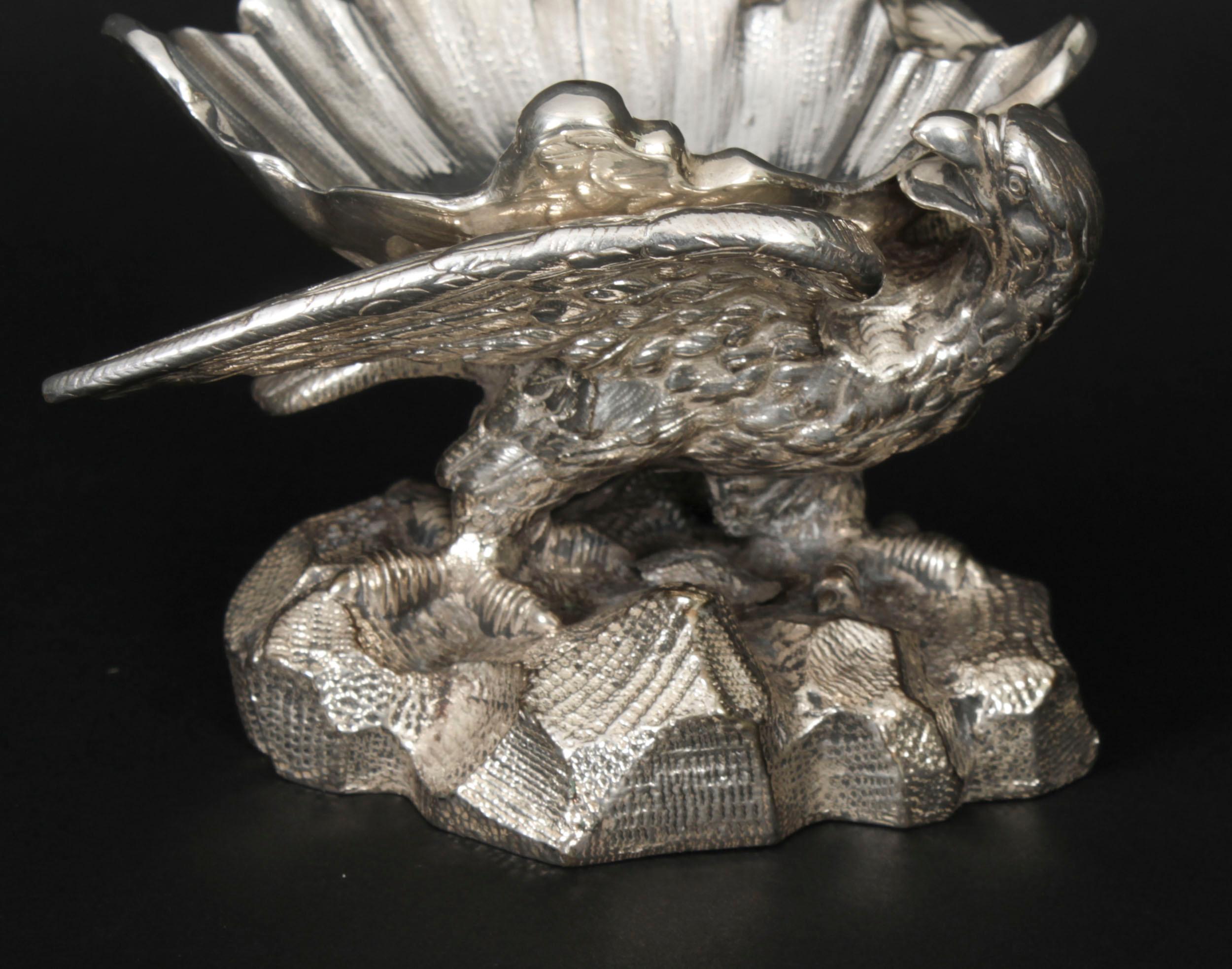 Ancienne paire de salières d'aigle en métal argenté de l'époque victorienne, 19e siècle en vente 3