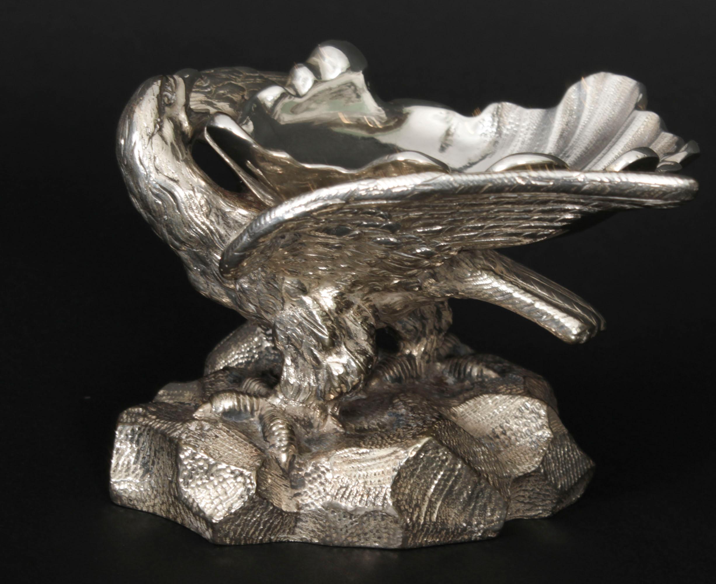 Ancienne paire de salières d'aigle en métal argenté de l'époque victorienne, 19e siècle en vente 4