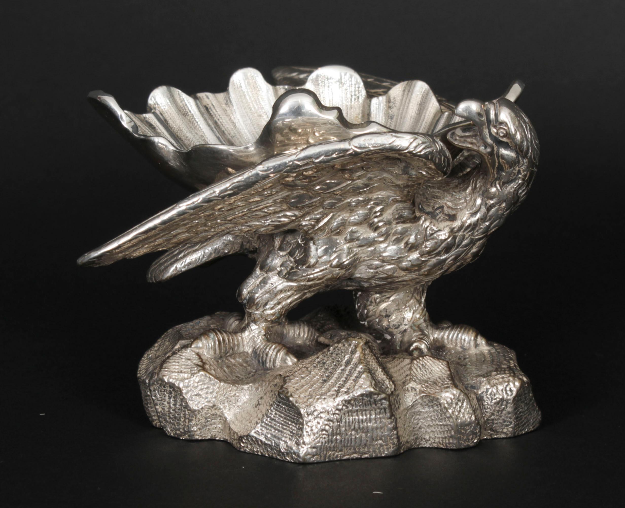Il s'agit d'une charmante paire de  Sels anciens victoriens en argent plaqué, chacun en forme d'aigle et dans le goût baroque, datant d'environ 1880.

Les sels magnifiquement moulés représentent chacun un aigle à plumes détaillé, les ailes