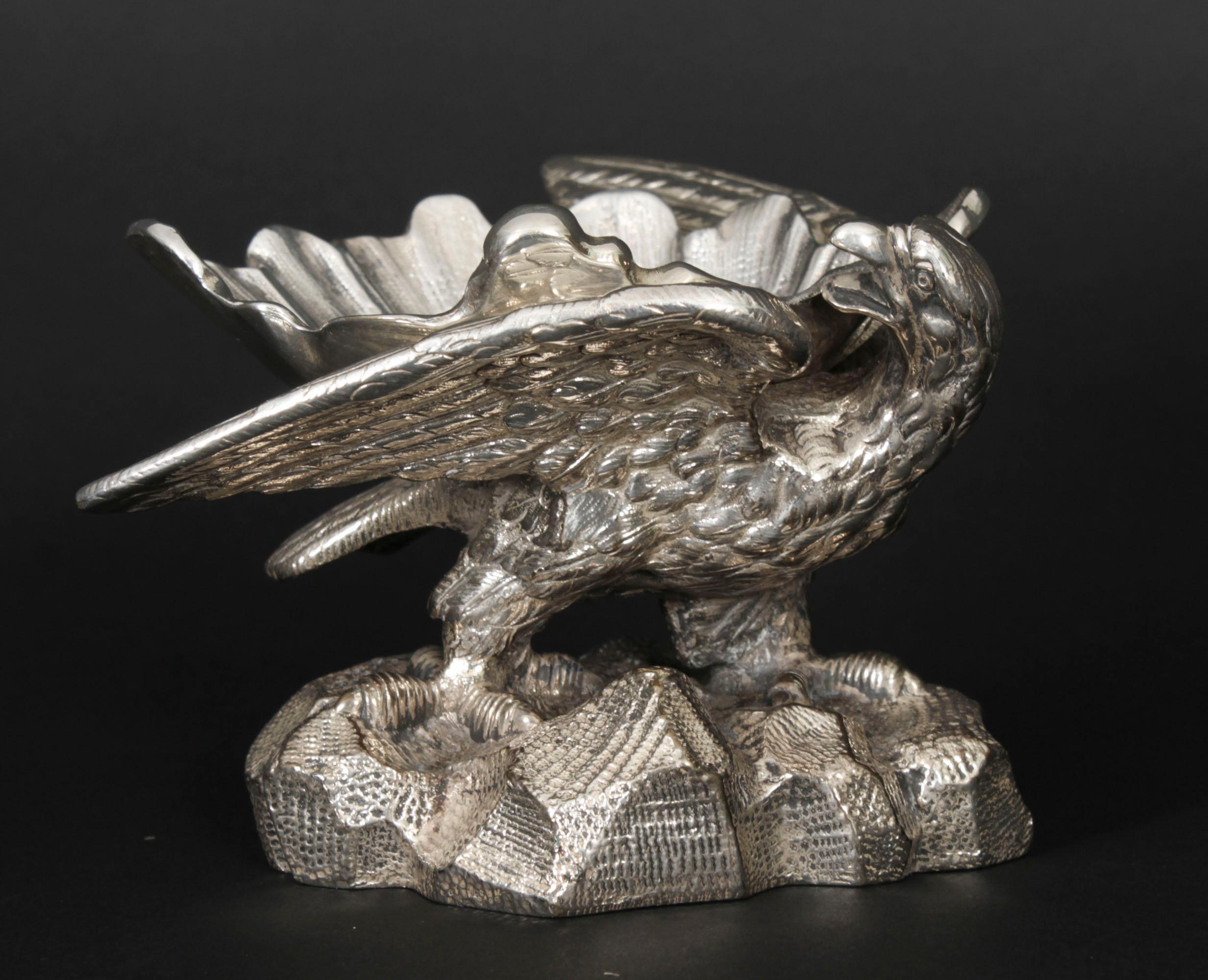 Ancienne paire de salières d'aigle en métal argenté de l'époque victorienne, 19e siècle en vente 1