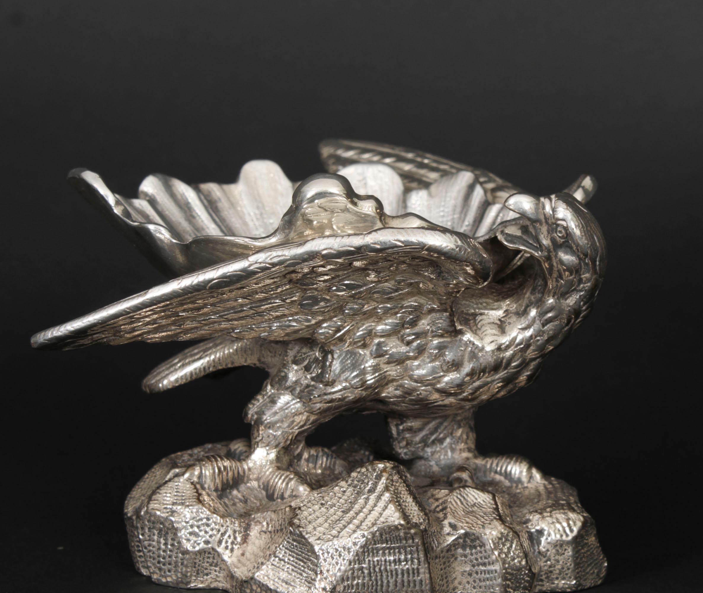 Ancienne paire de salières d'aigle en métal argenté de l'époque victorienne, 19e siècle en vente 2