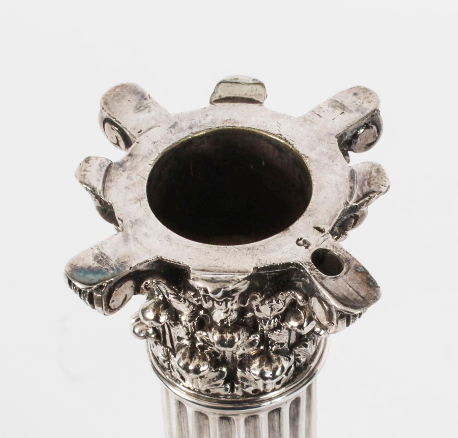 Antica coppia vittoriana di candelabri a tre luci di Elkington 1886 del XIX secolo in vendita 8