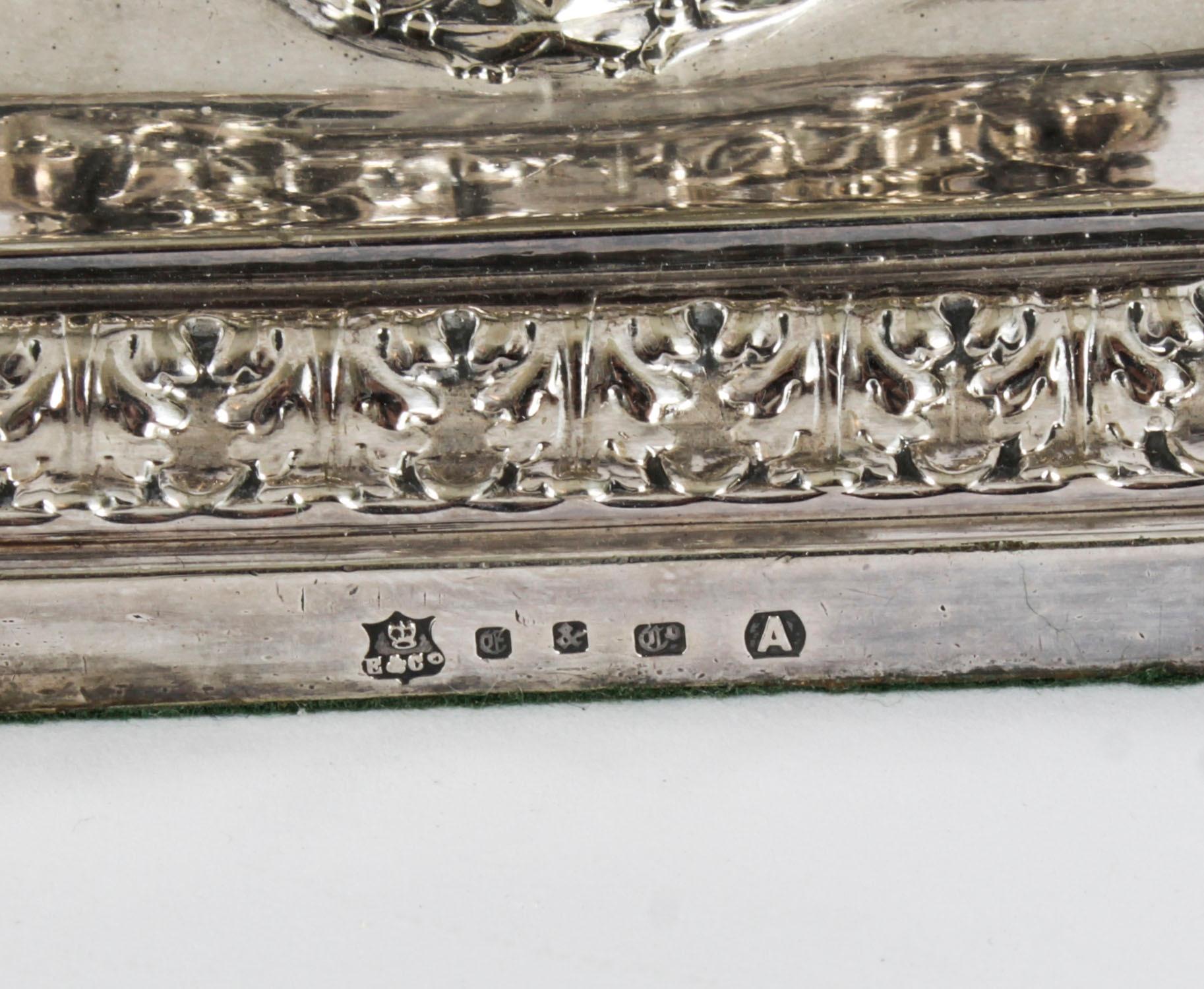 Antica coppia vittoriana di candelabri a tre luci di Elkington 1886 del XIX secolo in vendita 9