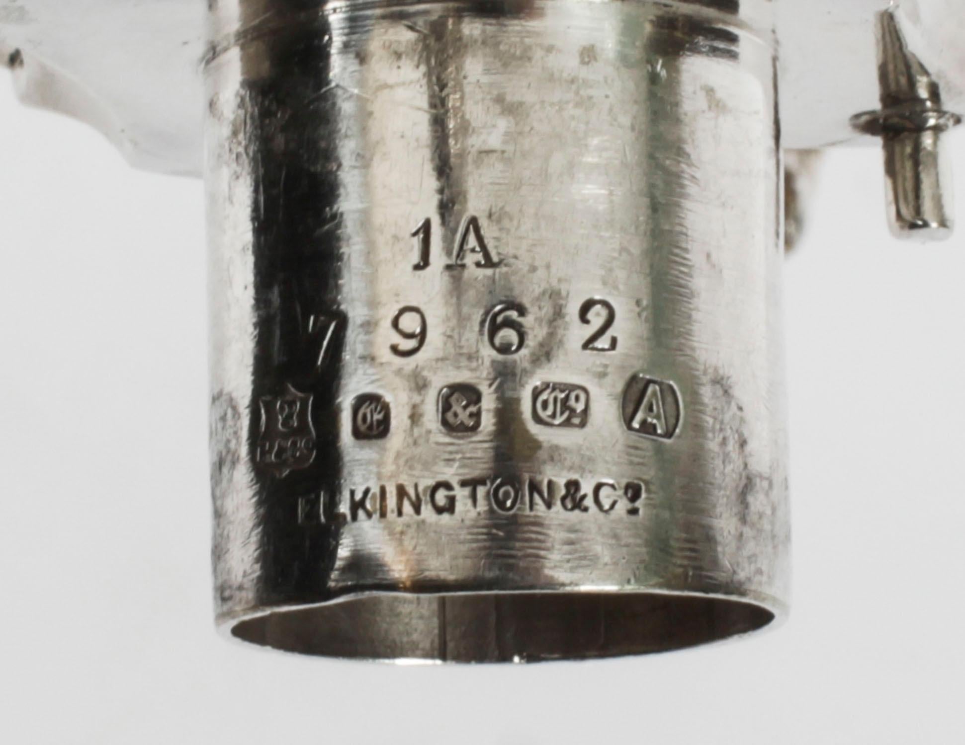 Antica coppia vittoriana di candelabri a tre luci di Elkington 1886 del XIX secolo in vendita 11