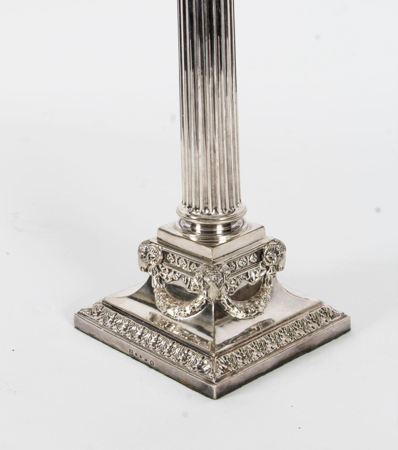 Inglese Antica coppia vittoriana di candelabri a tre luci di Elkington 1886 del XIX secolo in vendita