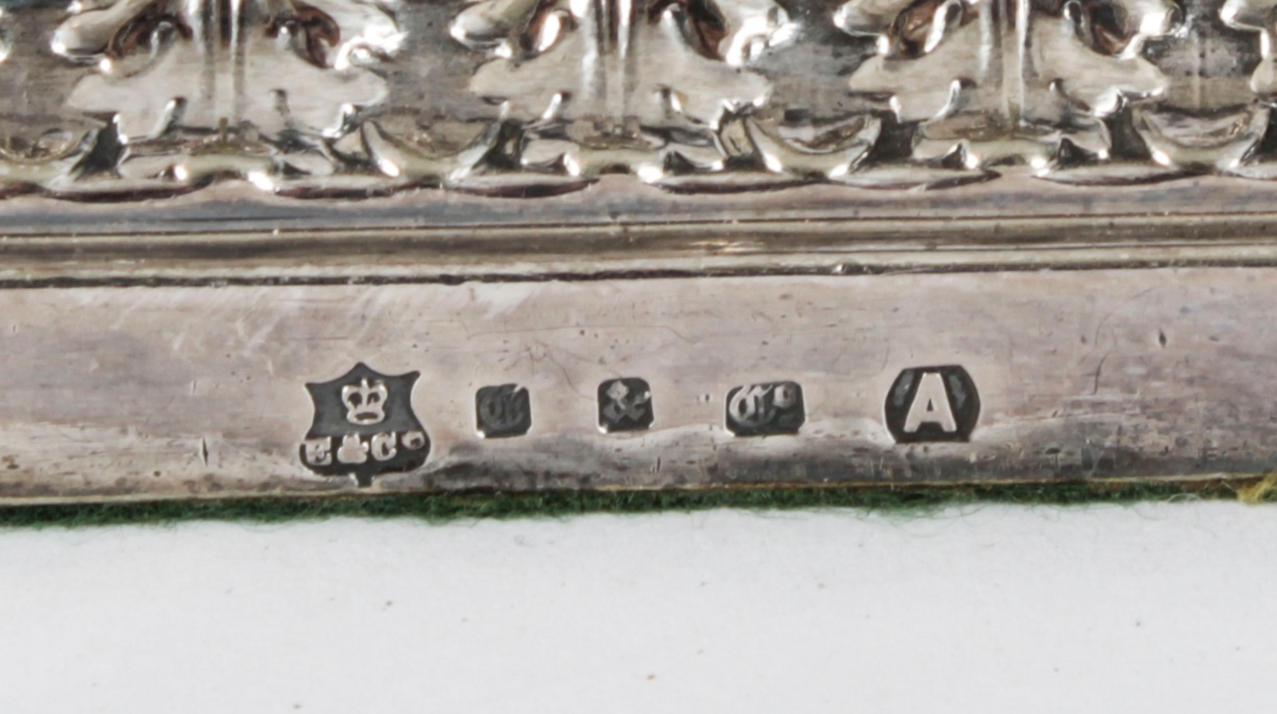 Fine XIX secolo Antica coppia vittoriana di candelabri a tre luci di Elkington 1886 del XIX secolo in vendita