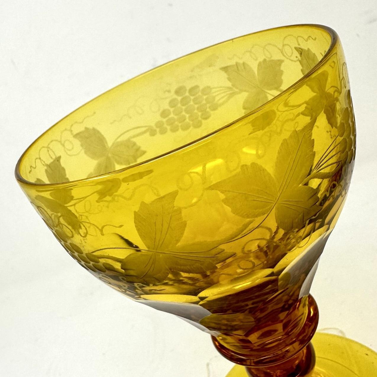 XIXe siècle Paire de verres à vin ou à eau victoriens anciens en cristal de Bohème taillé à la main en vente