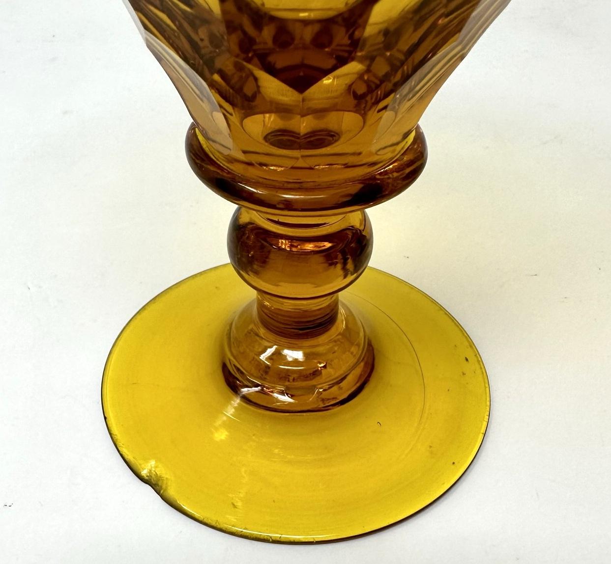 Cristal Paire de verres à vin ou à eau victoriens anciens en cristal de Bohème taillé à la main en vente