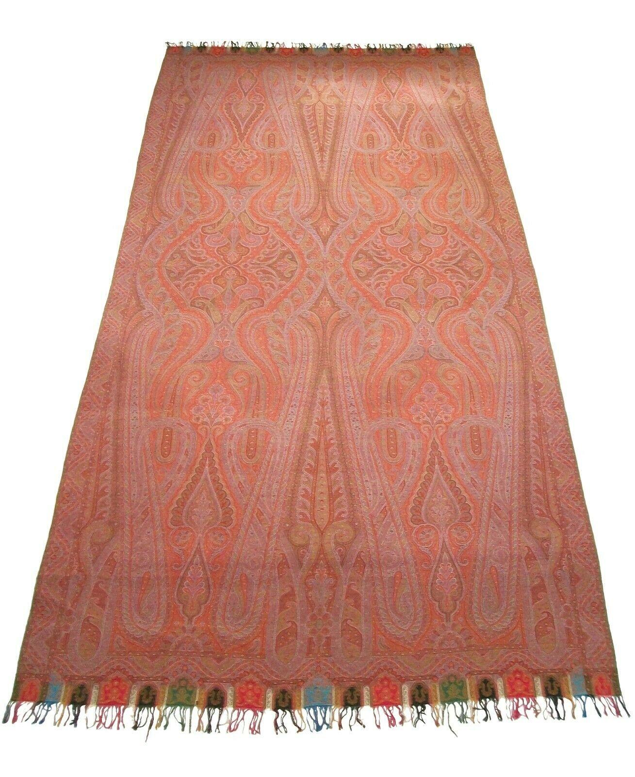 Antiker viktorianischer Paisley-Schal - extragroß - Museumsqualität - feines mehrfarbiges symmetrisches Jacquard-Gewebe mit Paisley-Muster - gemusterte farbige Borte mit Fransen - selbstgewebte Ränder an den anderen Seiten - 100% Wolle - unsigniert