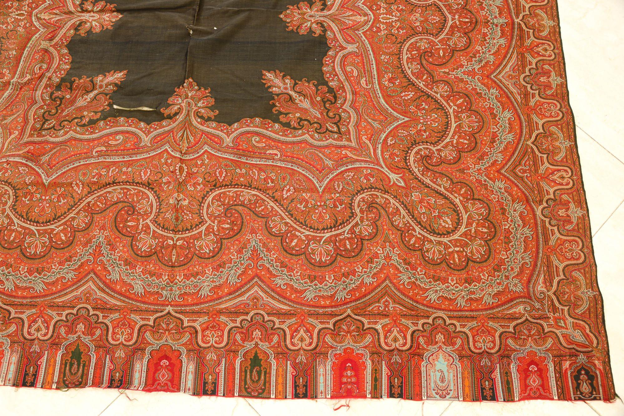 Antique Victorian Paisley Throw Textile Cashmere Shawl 19th C. For Sale 12