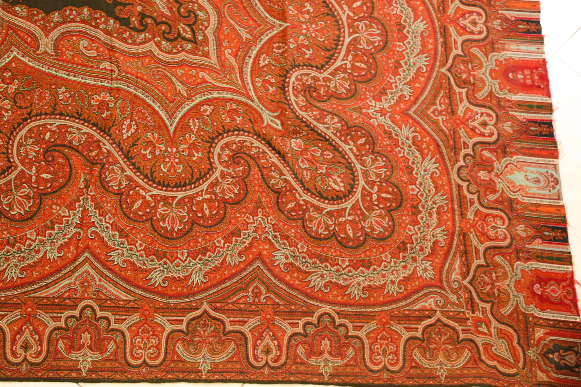 Antique Hand-woven Kashmiri Paisley Throw Textile Shawl 1850-1890.
Late 19th Century European Victorian Kashmir Paisley Shawl.
Anglo Indian shawl textile handwoven in wool, natural dying colors, with jacquard hand loom.
Head bordures with niches
