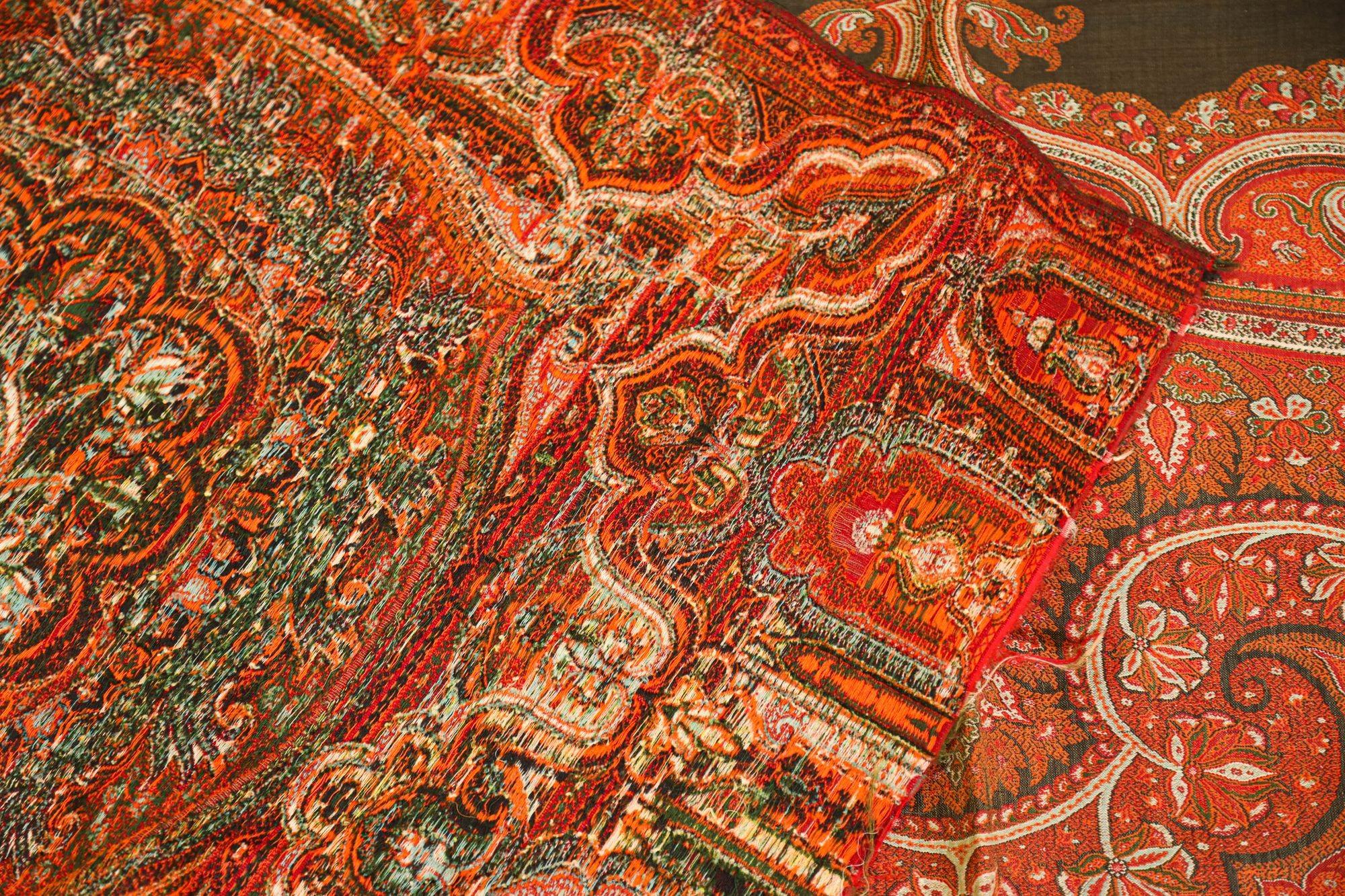 19th Century Antique Victorian Paisley Throw Textile Cashmere Shawl 19th C. For Sale