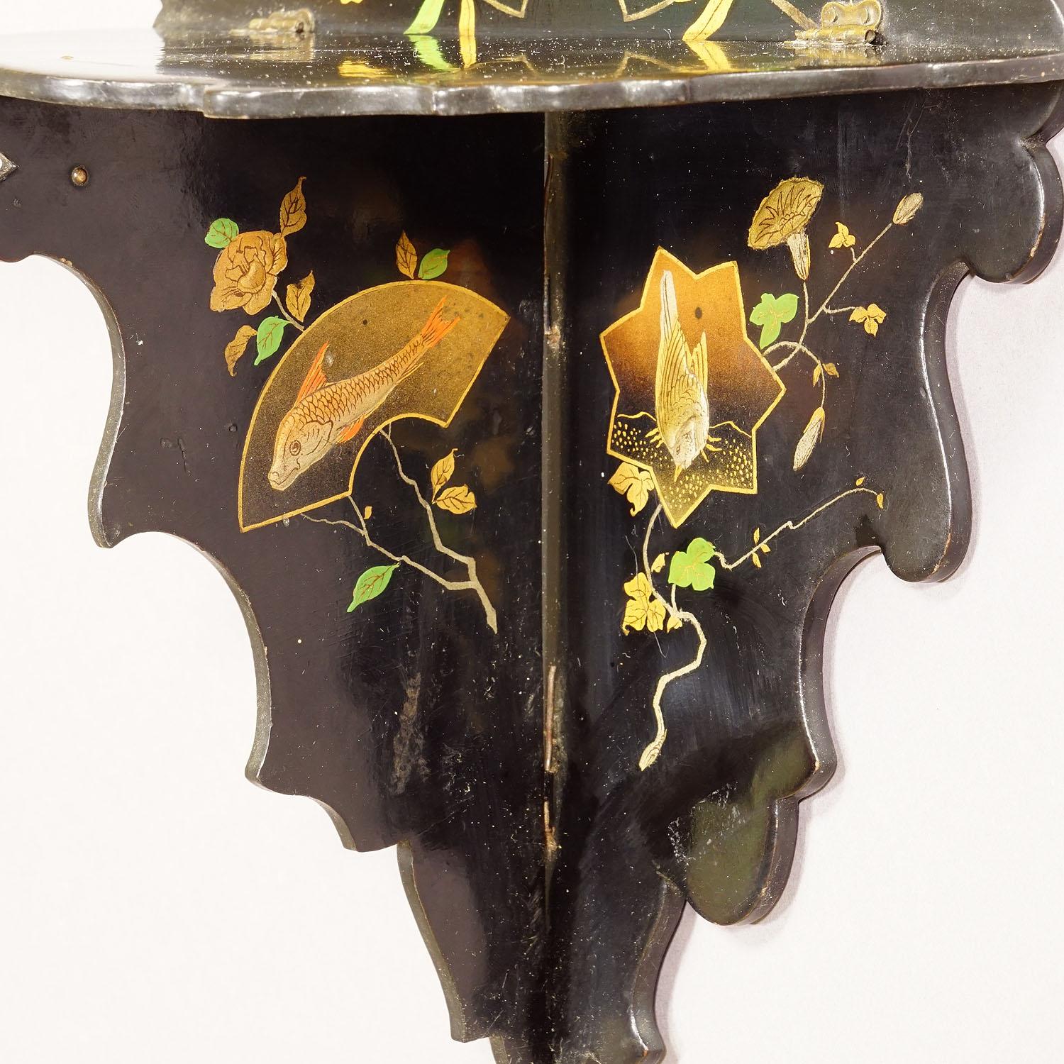 Antikes viktorianisches Wandregal aus Pappmaché mit Japonierdekoration im Zustand „Gut“ im Angebot in Berghuelen, DE