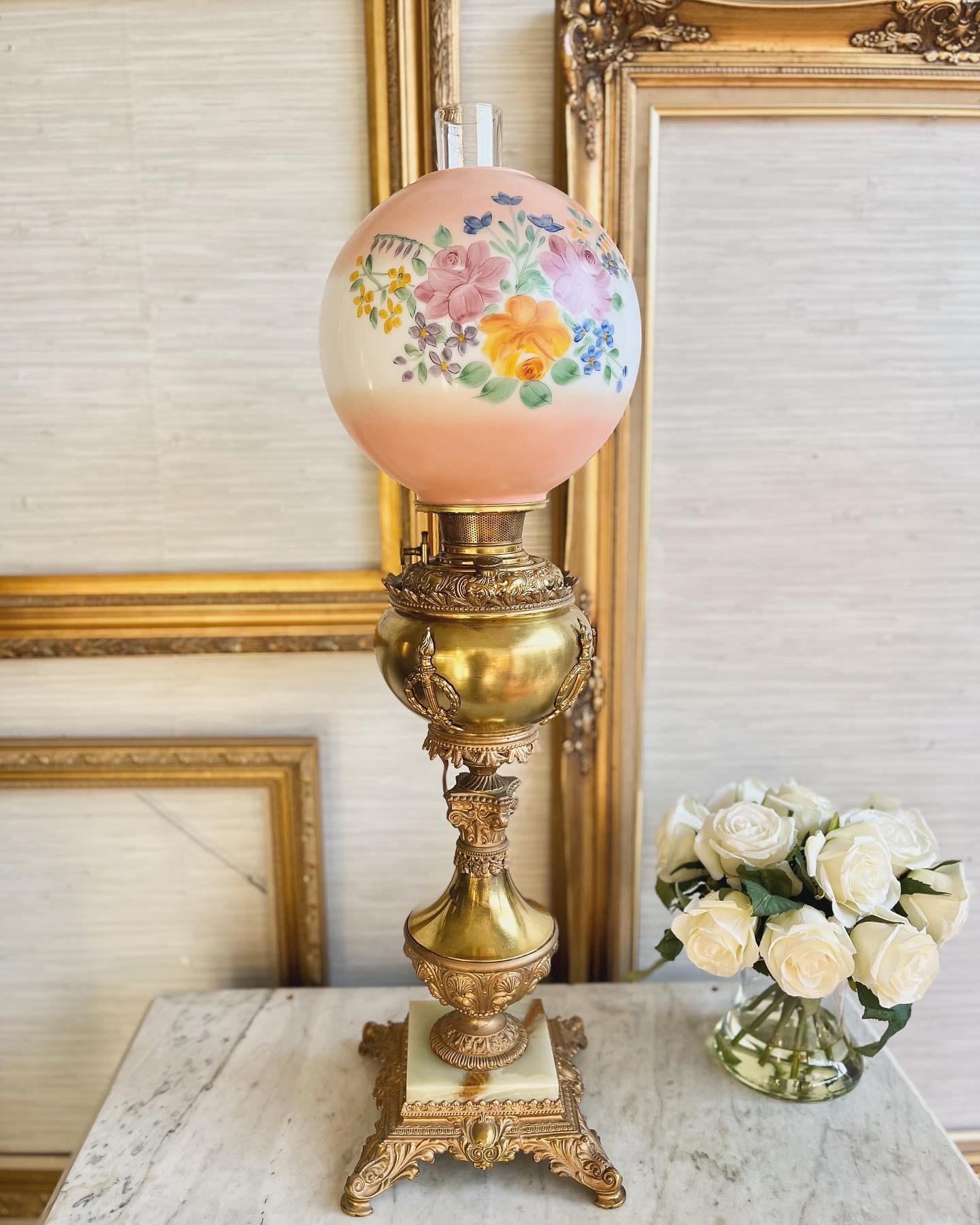 Remontez le temps avec cette charmante lampe victorienne électrifiée, un trésor datant de la transition de l'éclairage au gaz à l'éclairage électrique. Célébrant le savoir-faire de l'estimée Bradley and Hubbard Manufacturing Company, cette pièce