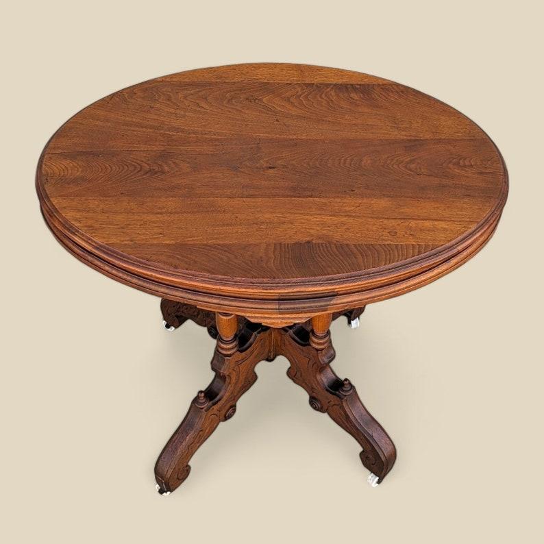 Ancienne table de salon victorienne ornée d'un plateau rond en bois sculpté sur roulettes en vente 3