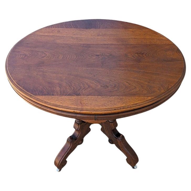 Table de salon victorienne ancienne, plateau rond en bois sculpté orné sur roulettes, pièce d'appoint élégante pour la décoration du salon ou de l'entrée

Cette table de salon ancienne est un meuble vintage que l'on trouve généralement dans un salon