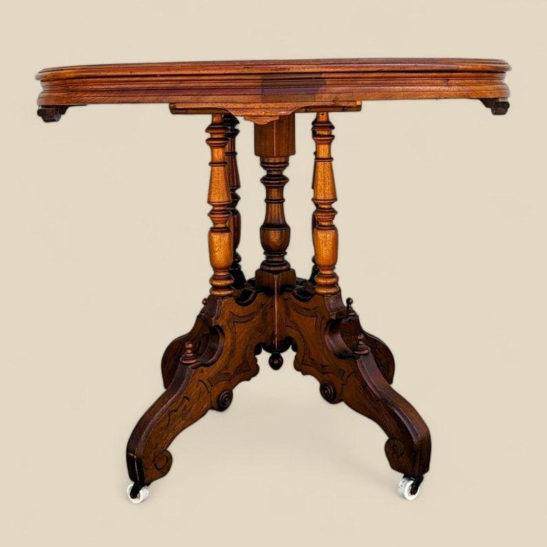 Inconnu Ancienne table de salon victorienne ornée d'un plateau rond en bois sculpté sur roulettes en vente