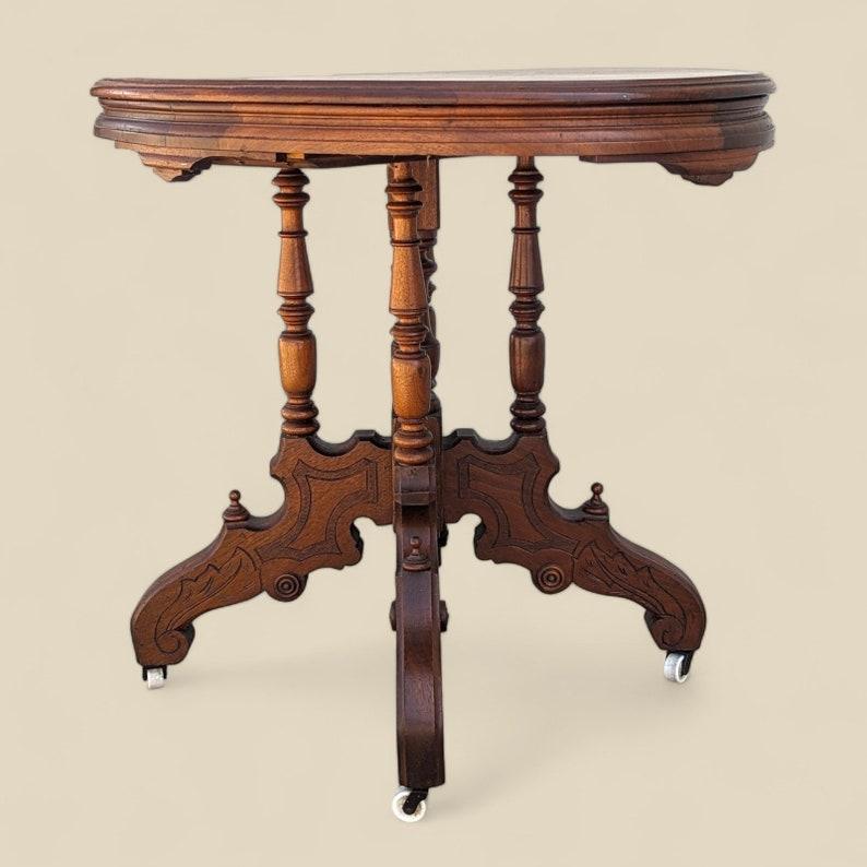 Ancienne table de salon victorienne ornée d'un plateau rond en bois sculpté sur roulettes Bon état - En vente à Rancho Cucamonga, CA