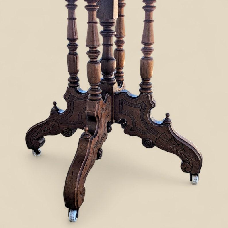 Ancienne table de salon victorienne ornée d'un plateau rond en bois sculpté sur roulettes en vente 2