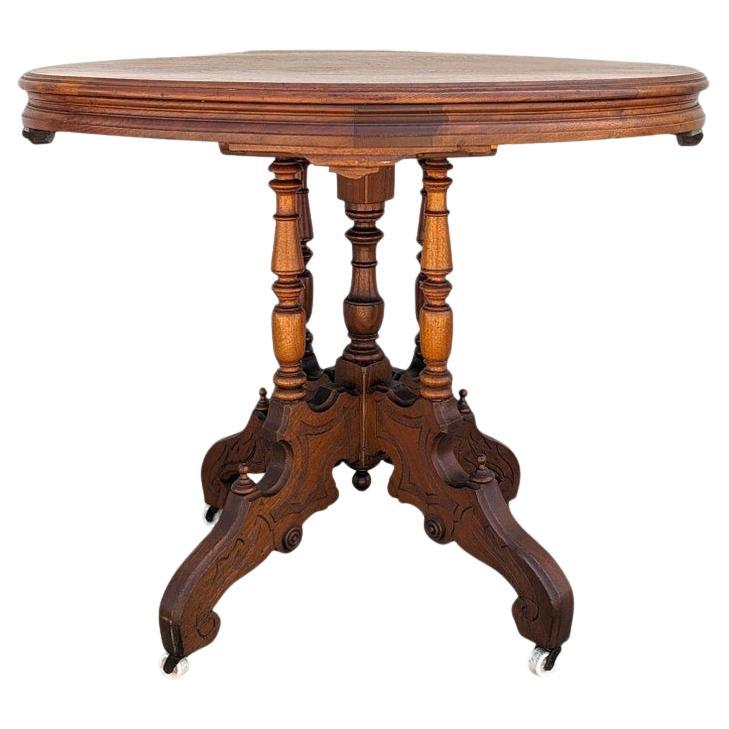 Ancienne table de salon victorienne ornée d'un plateau rond en bois sculpté sur roulettes en vente