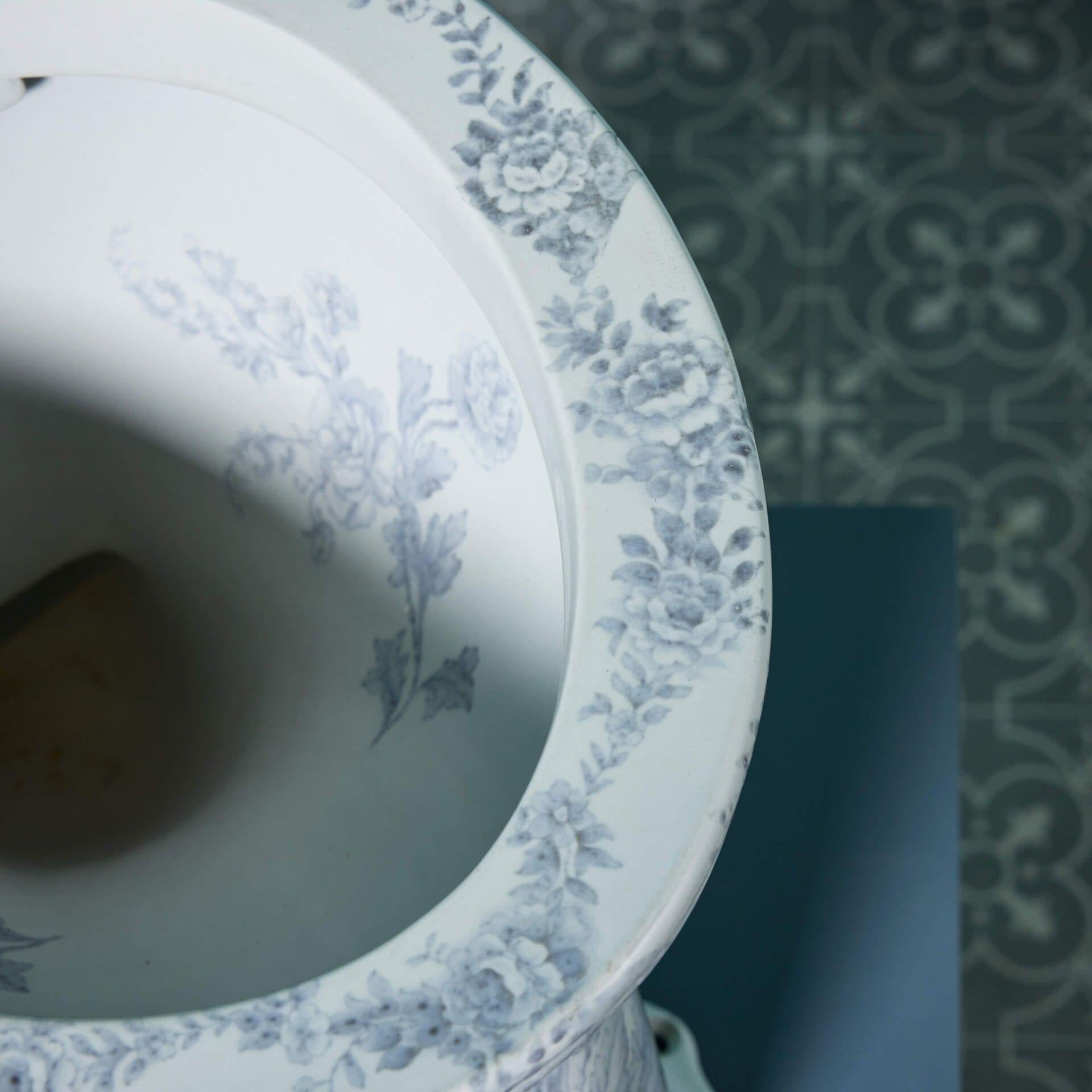 Ceramic Antique Victorian Patterned Waterfall Toilet with P Trap For Sale