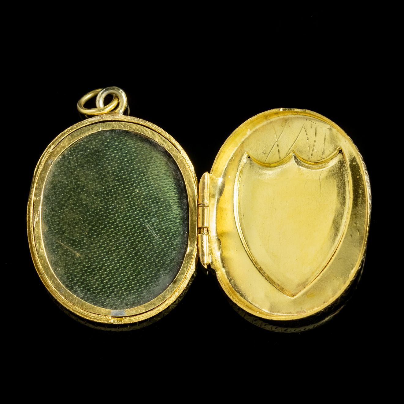 Antique Victorian Pearl 15 Carat Yellow Gold Locket, circa 1900 In Good Condition For Sale In Lancaster, Lancashire