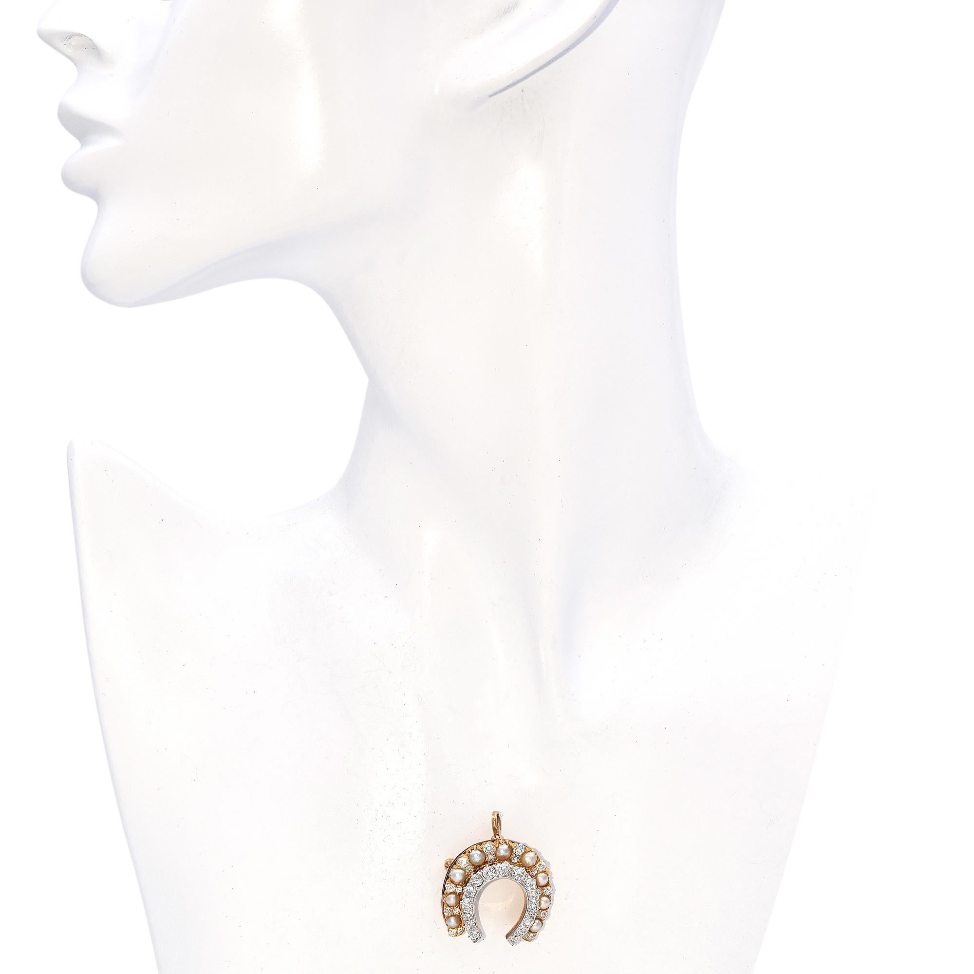 Diese exquisite viktorianische Hufeisenbrosche mit leuchtenden Perlen und schillernden Diamanten im Minenschliff ist ein beeindruckendes Beispiel für die Handwerkskunst und Symbolik des 19. Jahrhunderts. Die Diamanten im Minenschliff mit ihrem