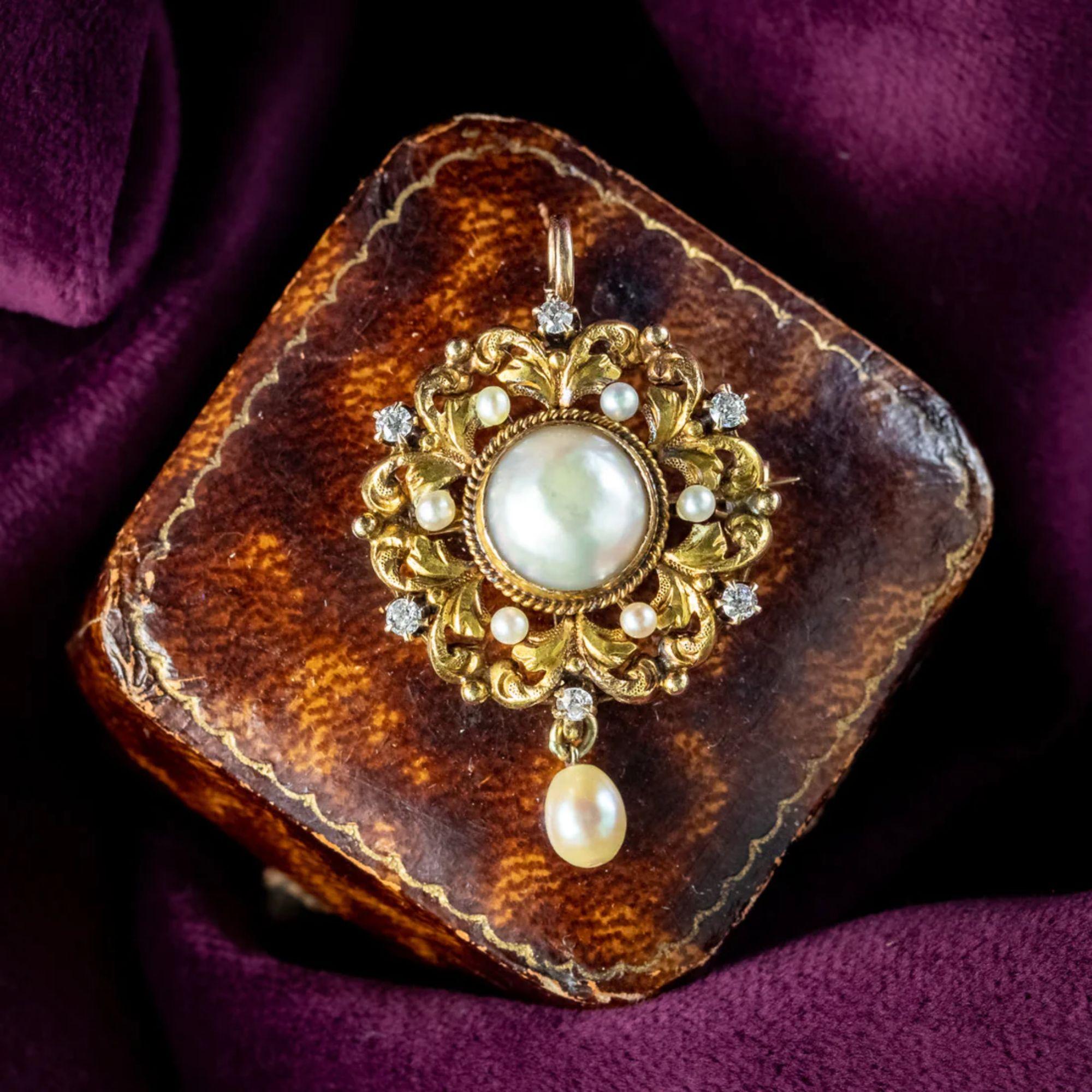 Antique Victorian Pearl Diamond Pendant Brooch in 18 Carat Gold For Sale 1