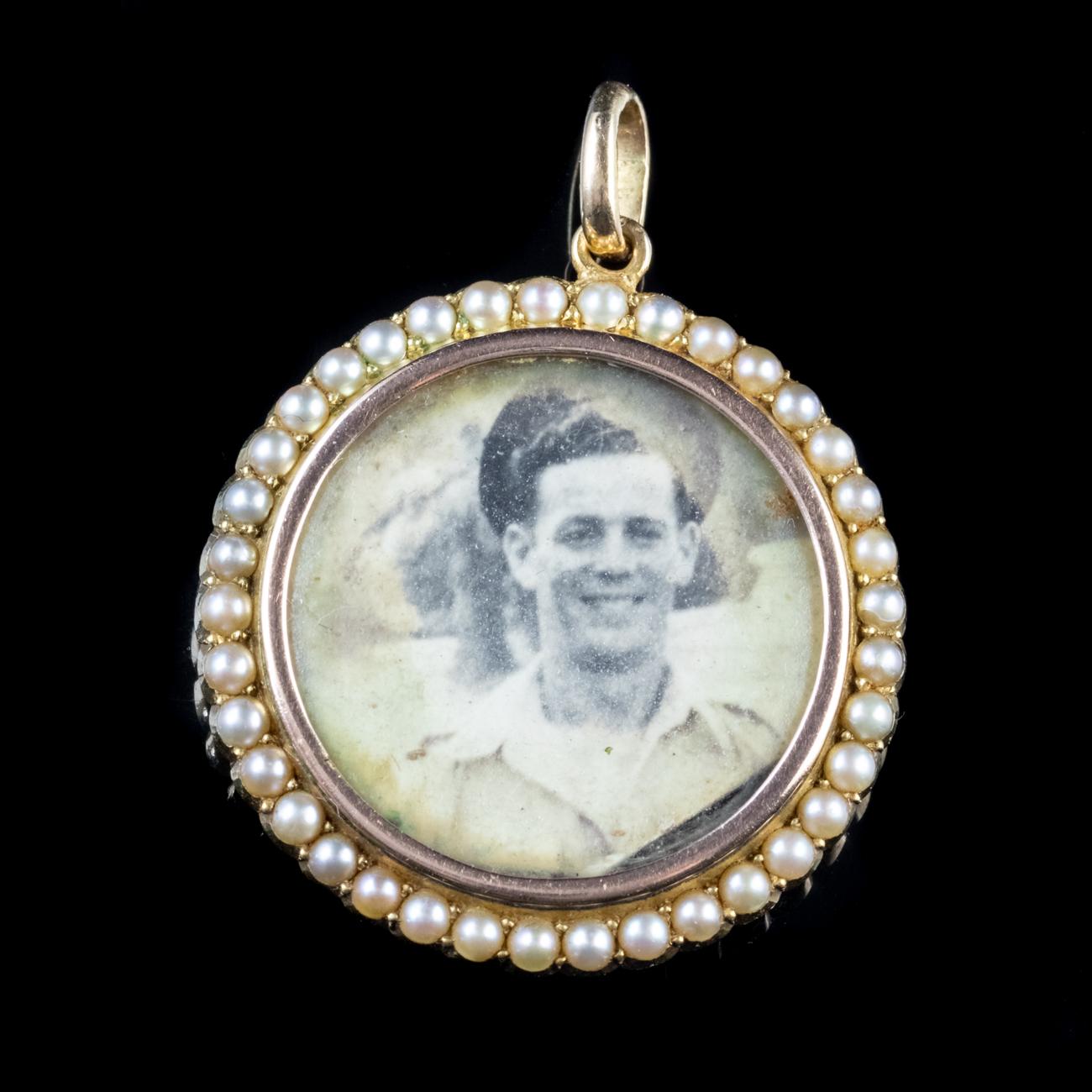 This beautiful pendant locket has been modelled in 15ct Yellow Gold and set with 36 lovely Pearls around its edge. It also features a bale so to be hung from a chain.

The locket features glazed windows with Gold rims on each side to hold