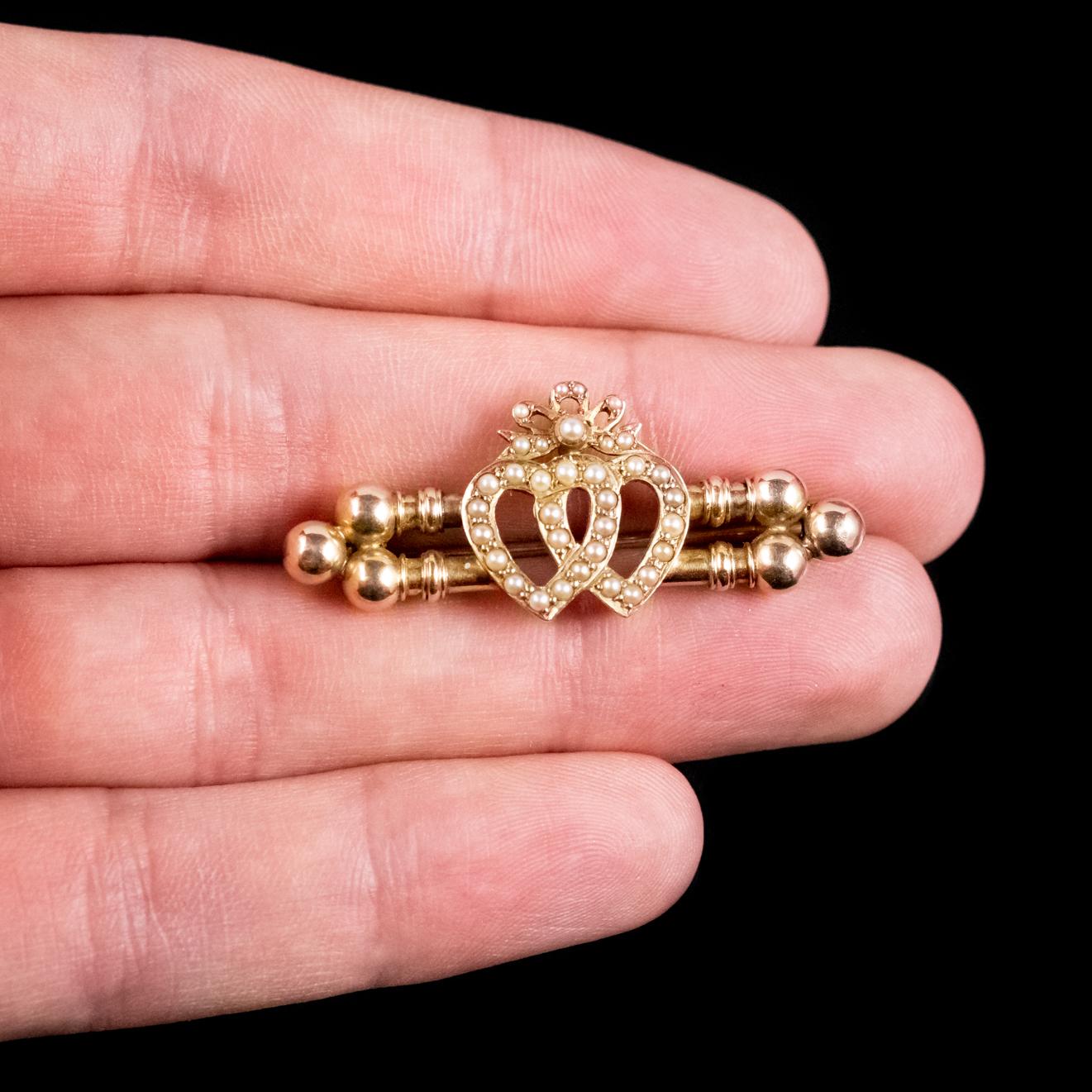 Antique Victorian Pearl Entwined Heart Brooch 18 Carat Gold, circa 1900 For Sale 1