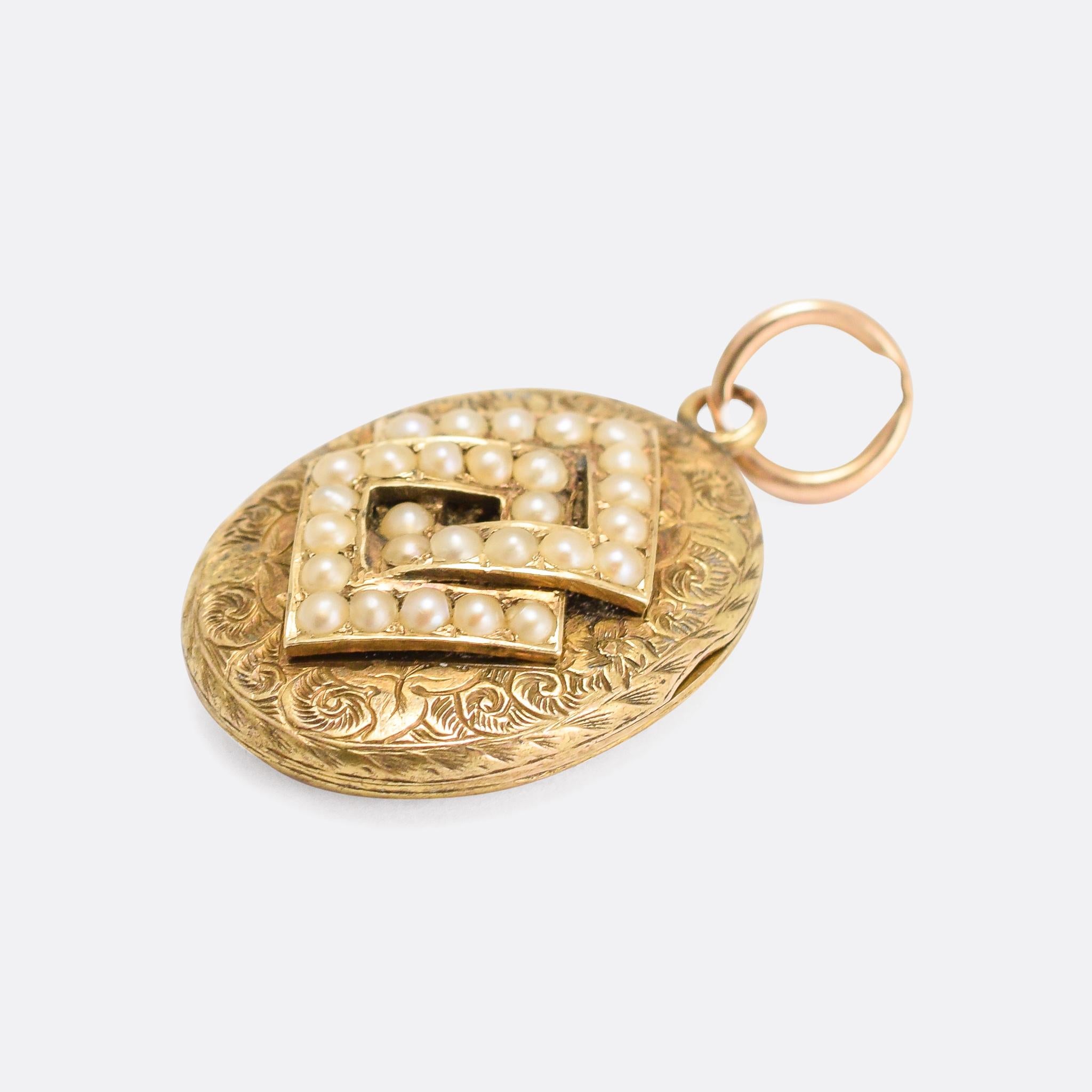 A beautiful antique pearl locket with interlinked squares on the front, set on a hand-chased backdrop and with a fully chased back. It's modelled in 15 karat yellow gold, and dates from the Victorian period, circa 1880

STONES 
Pearls

MEASUREMENTS