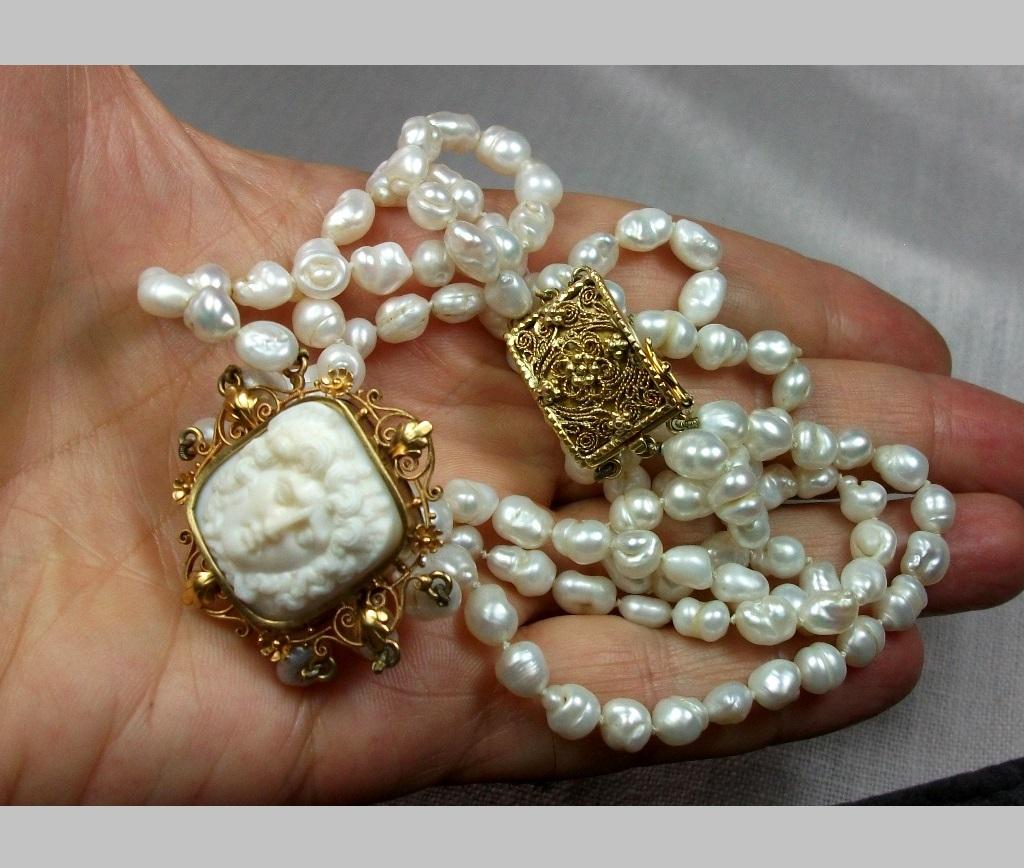 Antique Victorian Pearls Medusa Cameo Necklace Chocker In Excellent Condition For Sale In London, GB