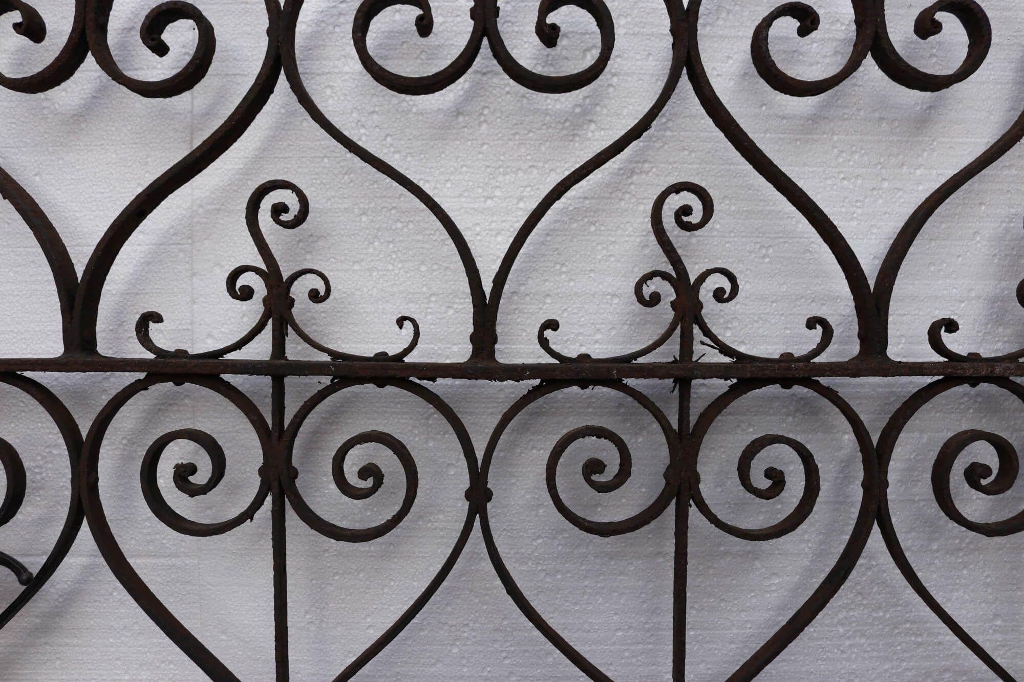 Antique Victorian Pedestrian Wrought Iron Gate with Scrolling Hearts In Fair Condition For Sale In Wormelow, Herefordshire