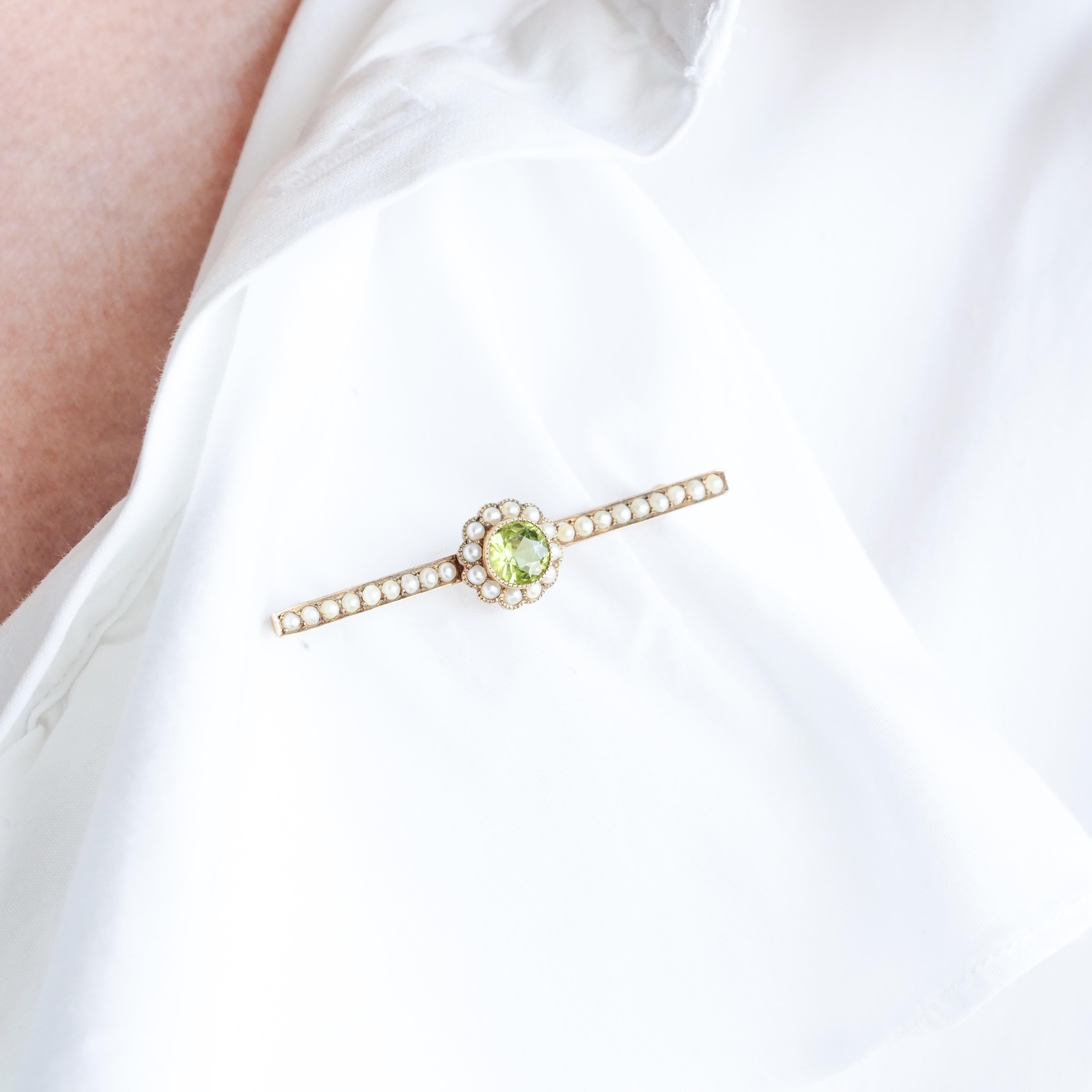Antique Victorian Peridot and Seed Pearl Cluster Brooch 9K Gold - c.1900 In Good Condition For Sale In London, GB