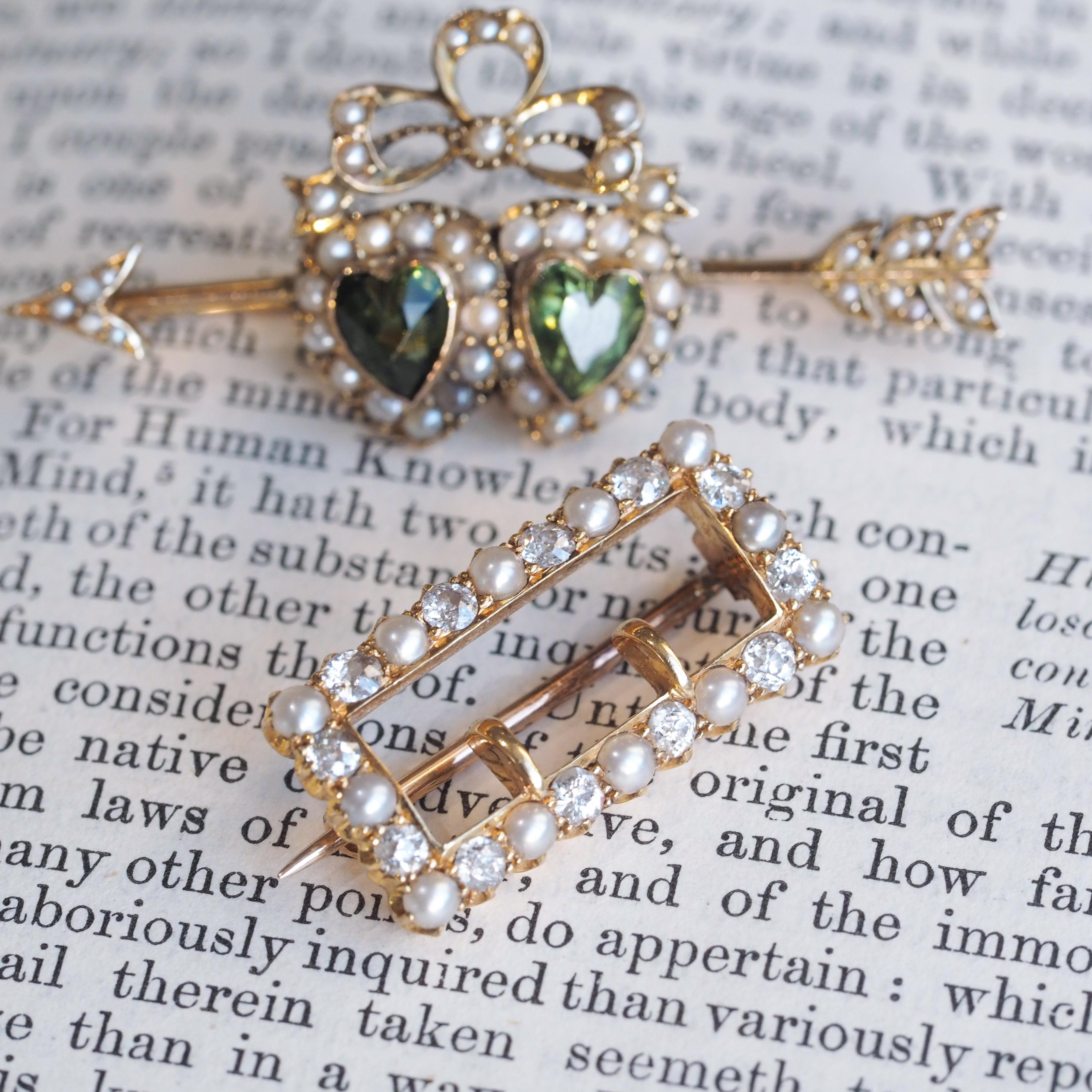 Antiguo Broche Victoriano Flecha Corazón Gemelo Peridoto y Perla Oro 9K - c.1900 en venta 5
