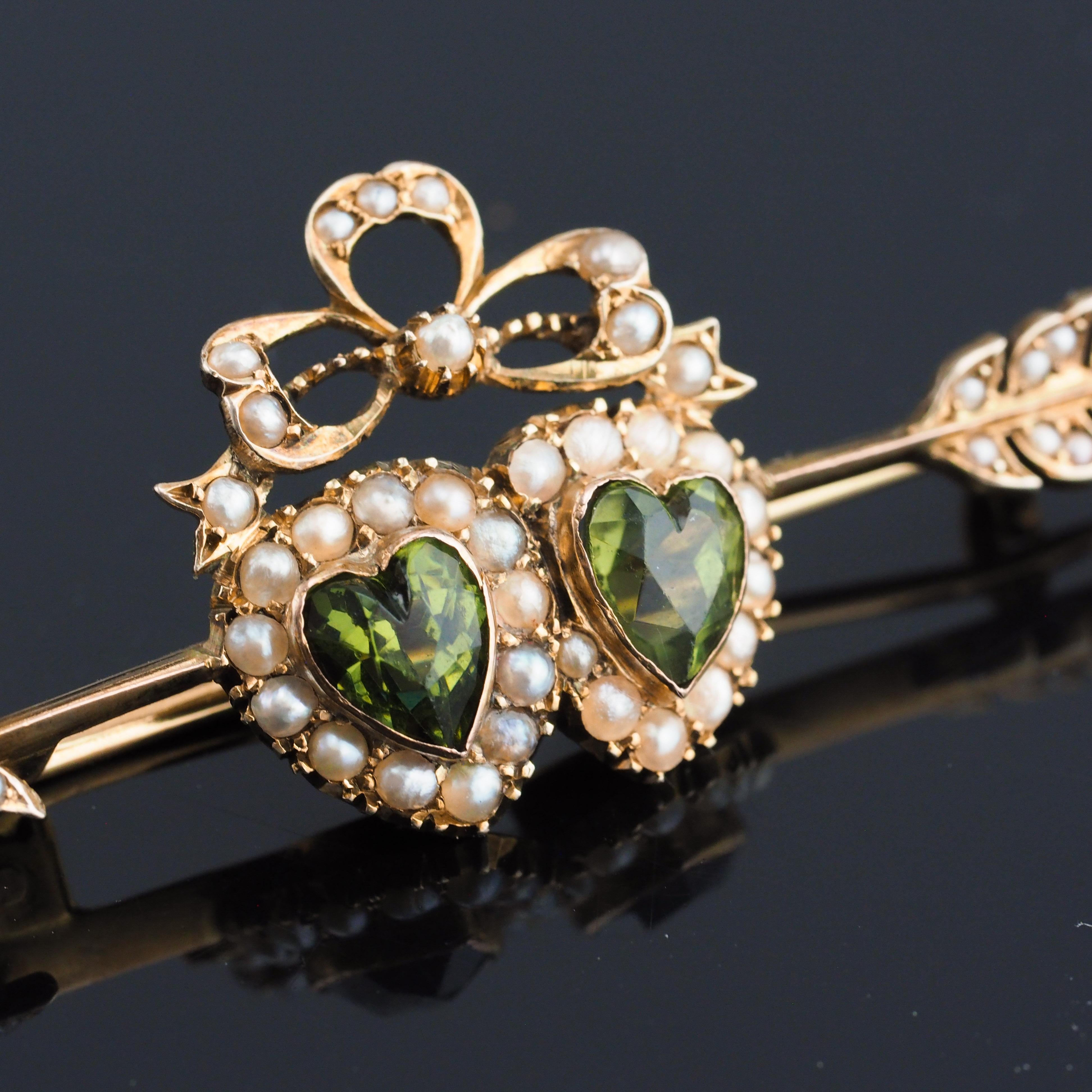 Antiguo Broche Victoriano Flecha Corazón Gemelo Peridoto y Perla Oro 9K - c.1900 en venta 6
