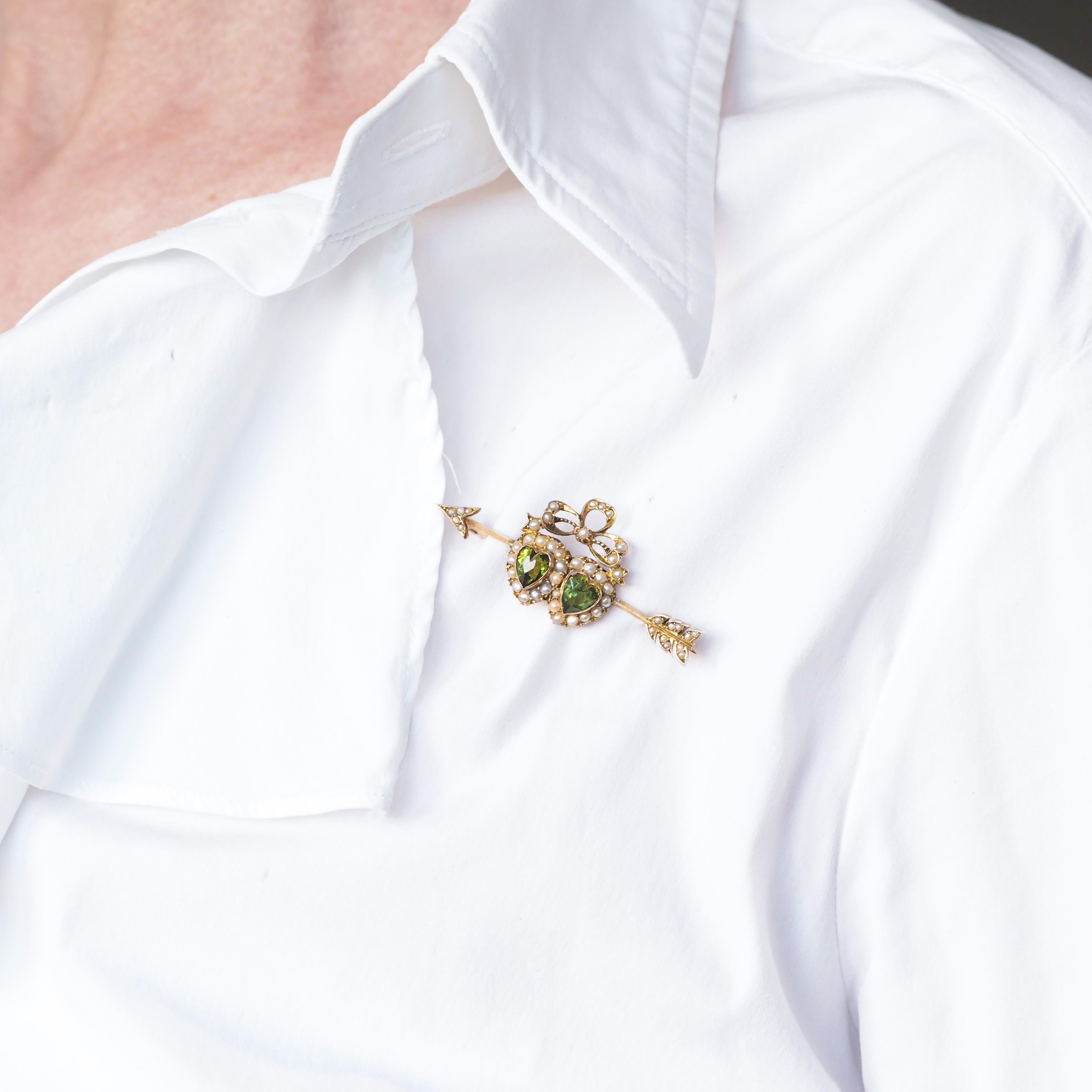 Antiguo Broche Victoriano Flecha Corazón Gemelo Peridoto y Perla Oro 9K - c.1900 en venta 10
