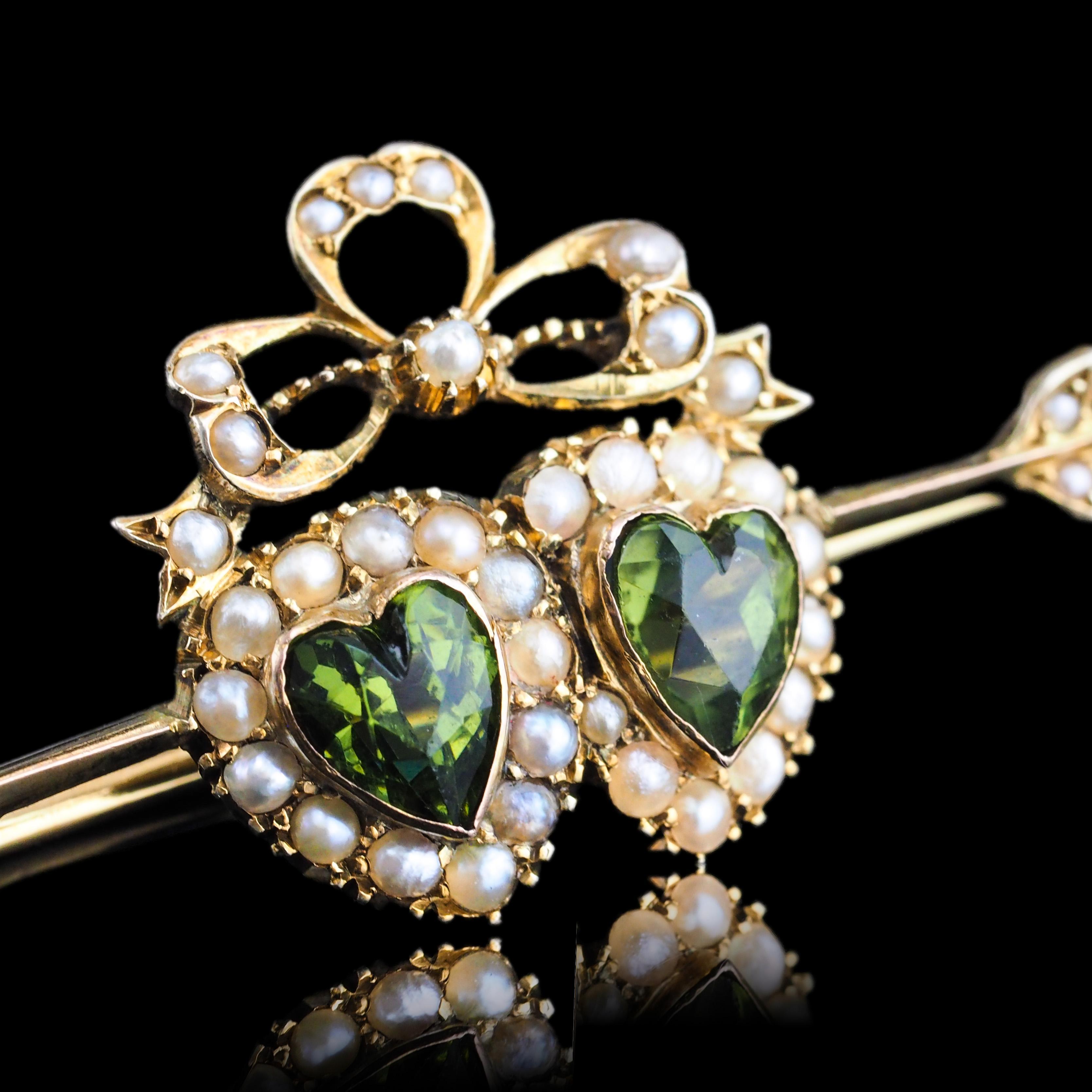 Antiguo Broche Victoriano Flecha Corazón Gemelo Peridoto y Perla Oro 9K - c.1900 Corte de corazón en venta