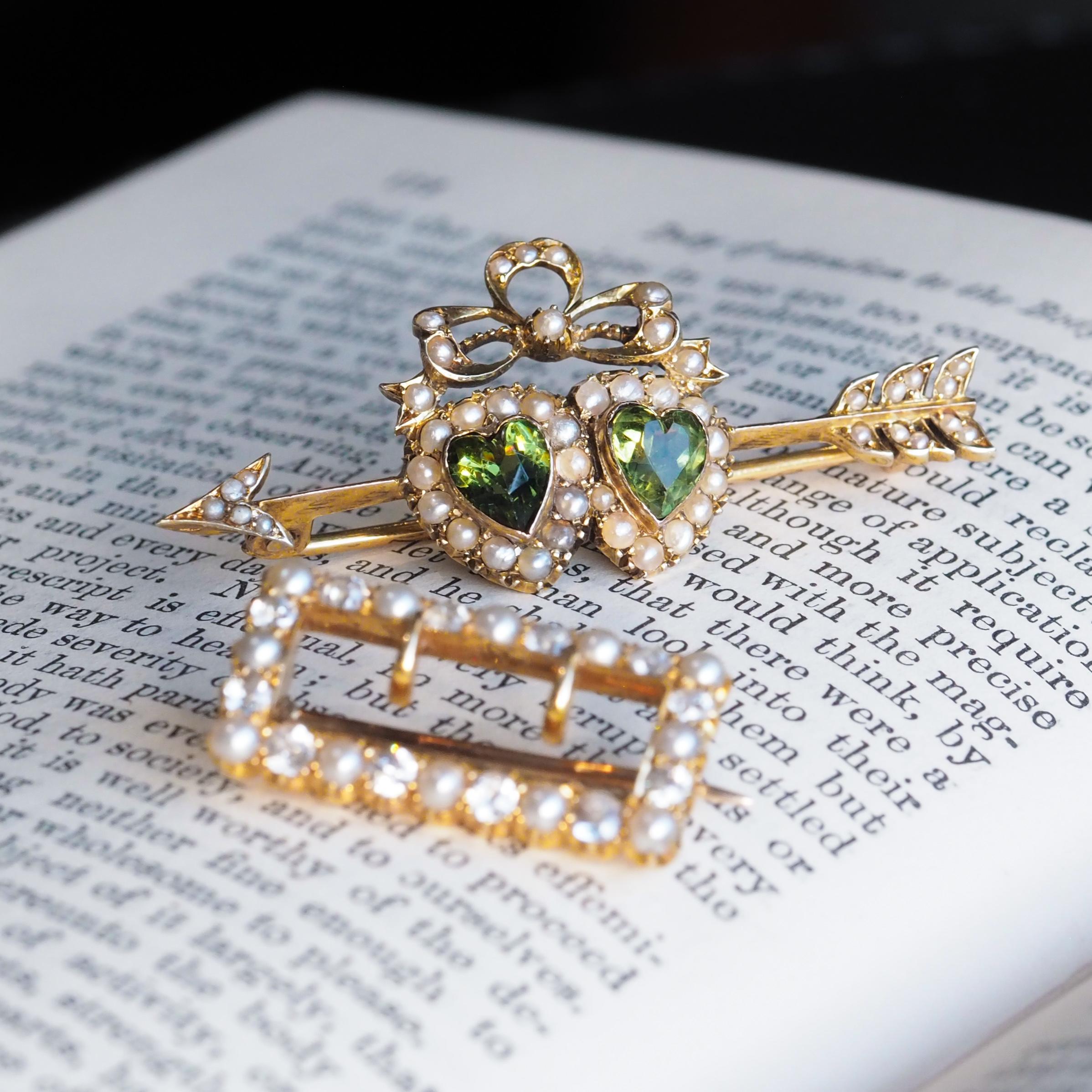 Antiguo Broche Victoriano Flecha Corazón Gemelo Peridoto y Perla Oro 9K - c.1900 en Bueno estado para la venta en London, GB