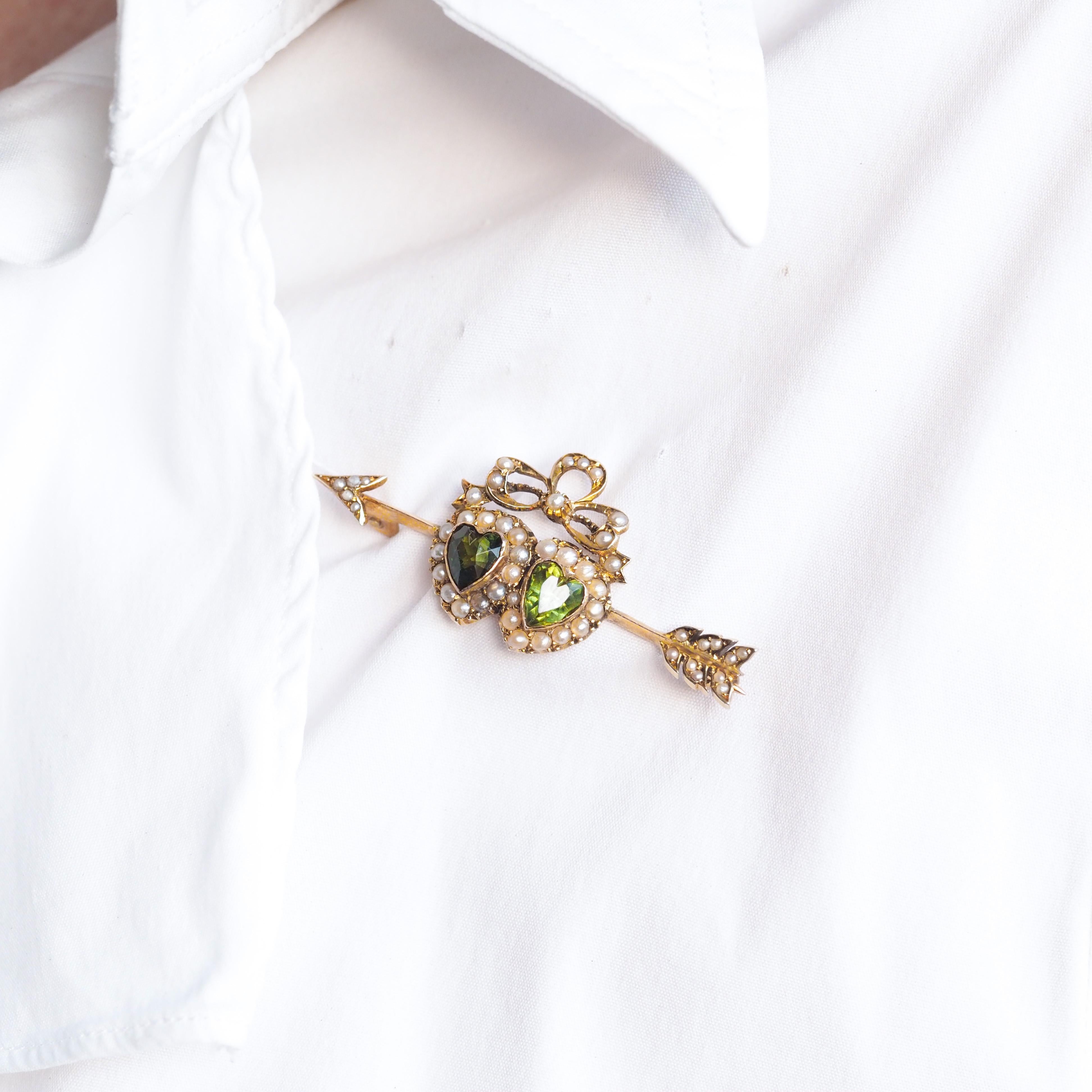De las mujeres Antiguo Broche Victoriano Flecha Corazón Gemelo Peridoto y Perla Oro 9K - c.1900 en venta