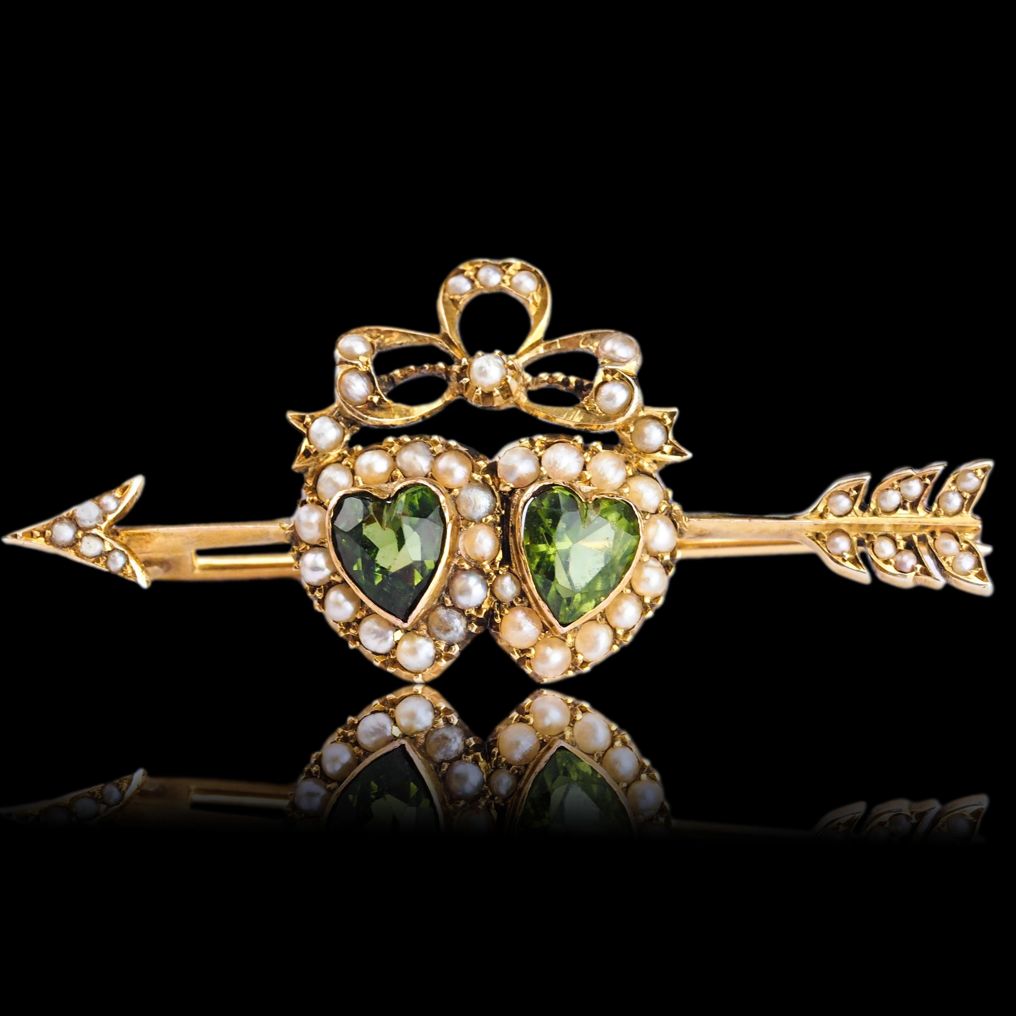 Antiguo Broche Victoriano Flecha Corazón Gemelo Peridoto y Perla Oro 9K - c.1900 en venta 1