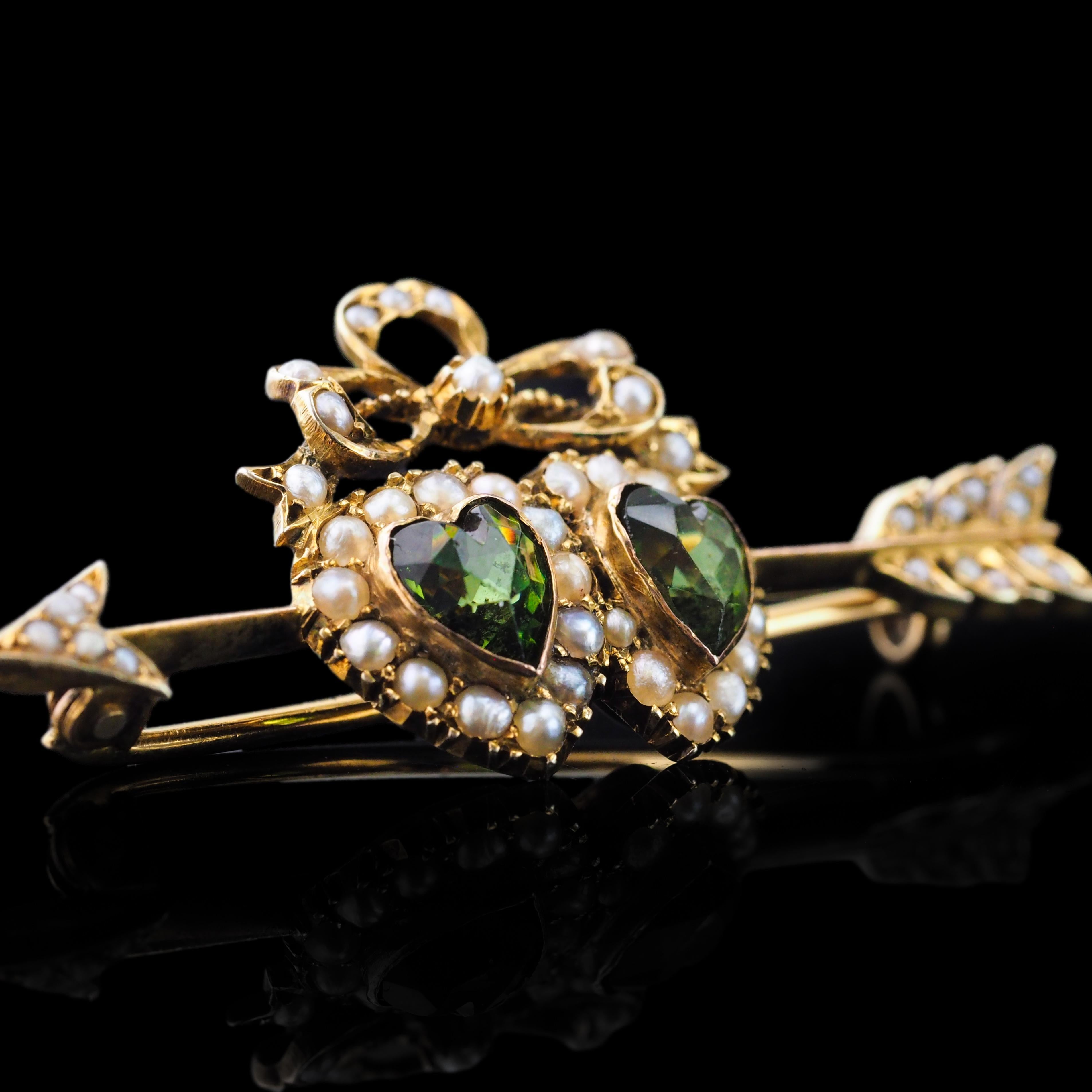 Antiguo Broche Victoriano Flecha Corazón Gemelo Peridoto y Perla Oro 9K - c.1900 en venta 2