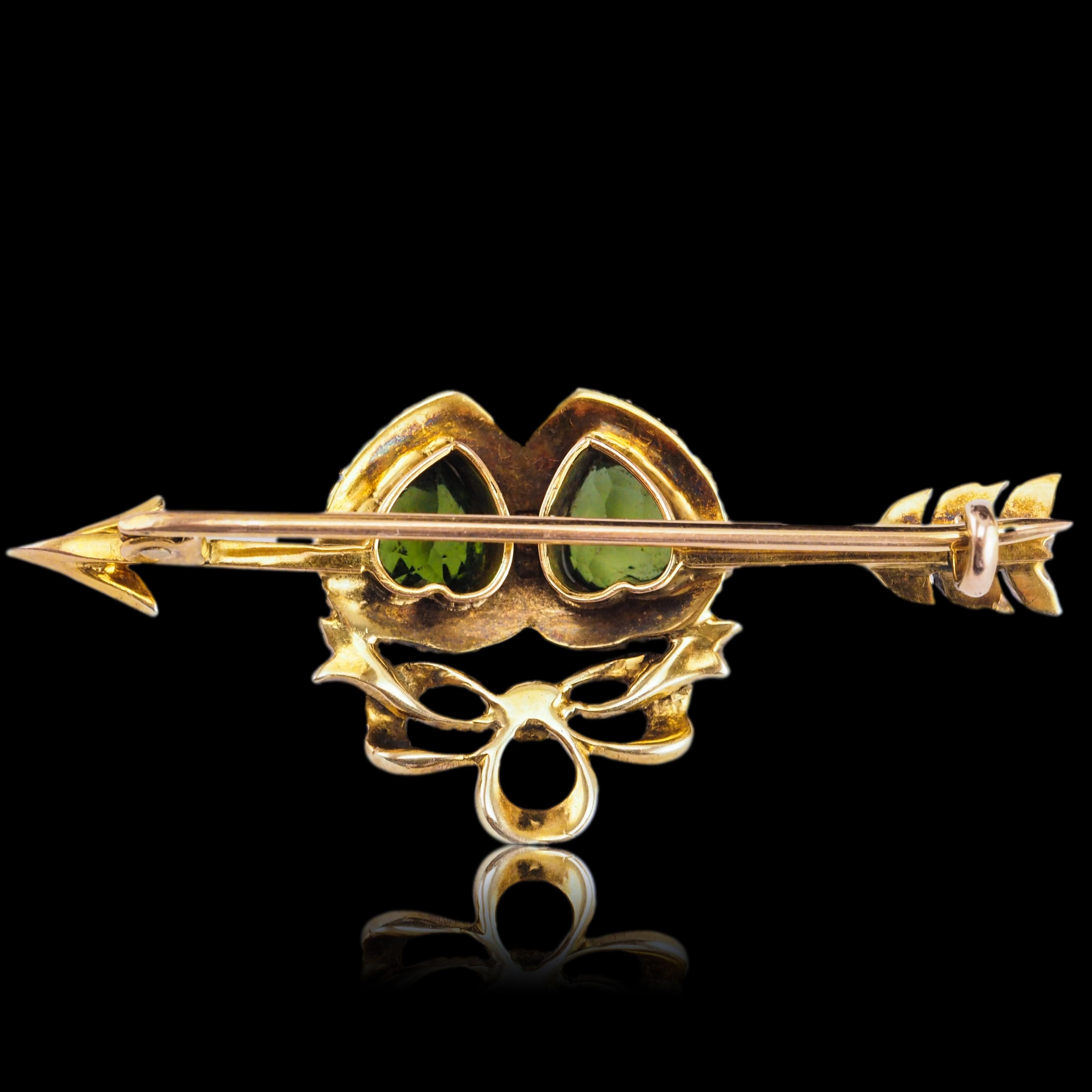 Antiguo Broche Victoriano Flecha Corazón Gemelo Peridoto y Perla Oro 9K - c.1900 en venta 4