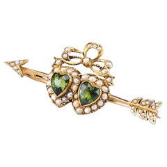 Antiquité Victorienne Péridot & Perle Broche Arrow à deux coeurs en or 9K - c.1900