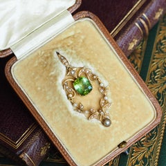 Collier vintage victorien avec pendentif en péridot et perles, en or 14 carats, avec son coffret d'origine, vers 1890