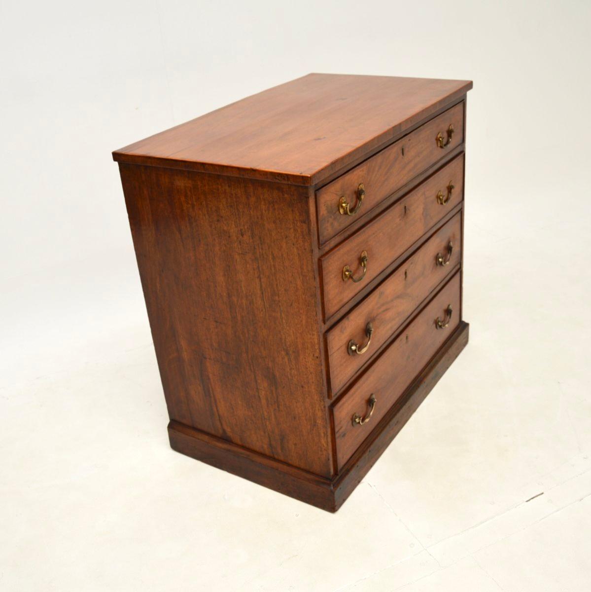 Una superba cassettiera d'epoca vittoriana. Questo modello è stato realizzato in Inghilterra e risale all'incirca agli anni '50-'60 del XIX secolo.

È di qualità eccezionale, è molto pesante e ben costruito. È di grandi dimensioni e ha molto spazio