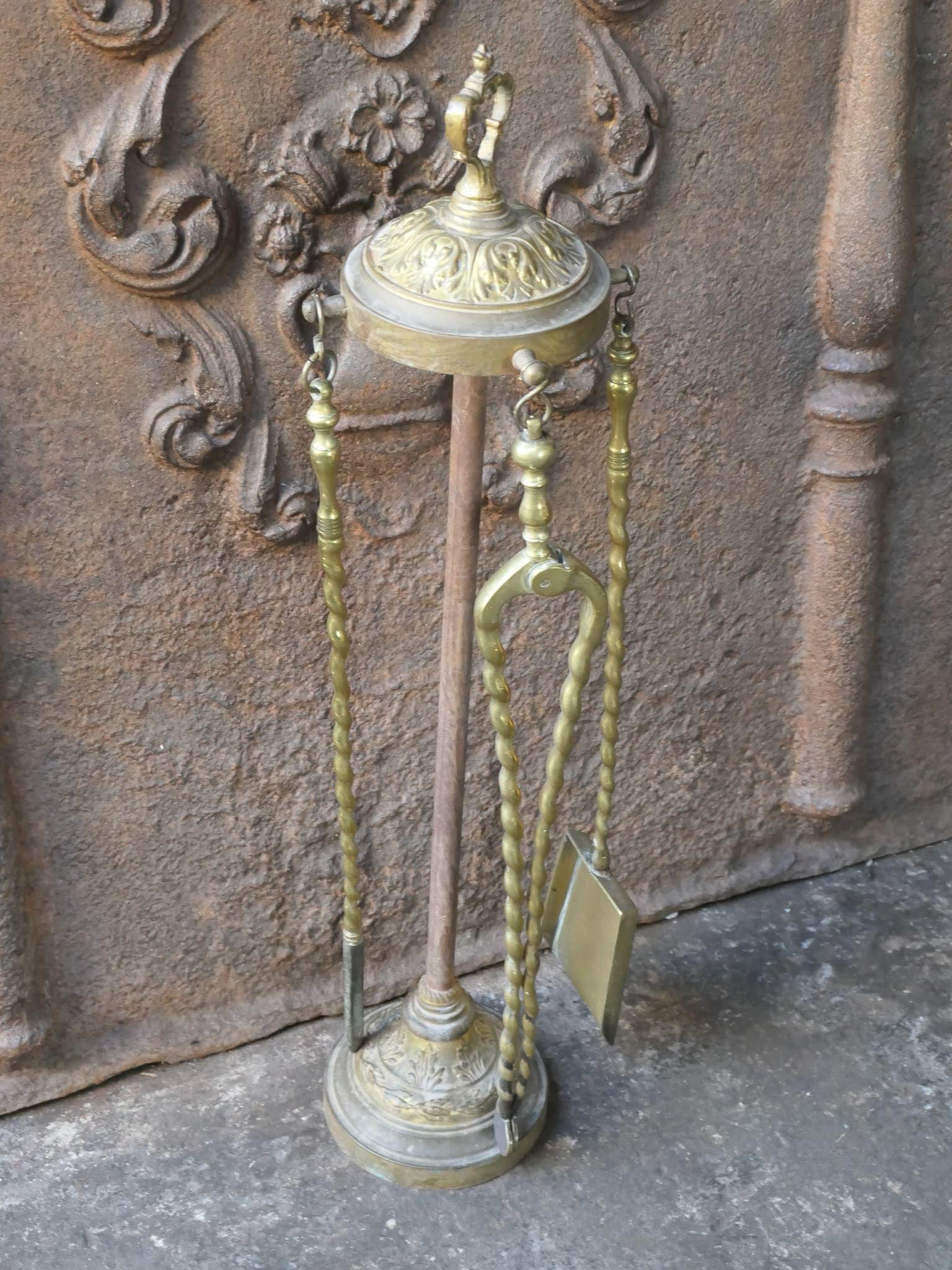 Ensemble d'outils de cheminée de l'époque victorienne du 19e siècle avec un cintre. Les outils et le cintre sont en laiton. Ils sont en bon état et entièrement fonctionnels.