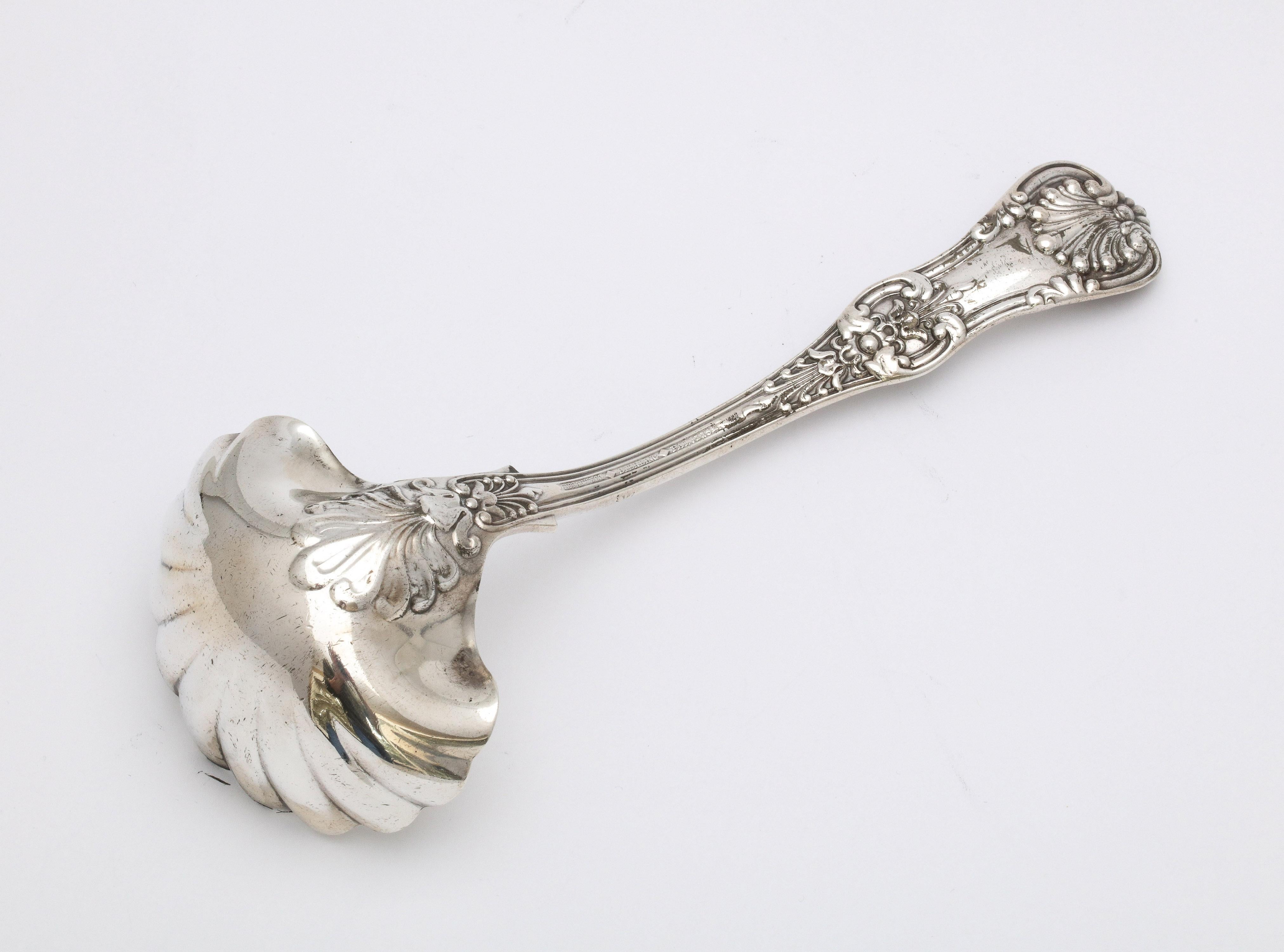 Antiguo cazo para salsas Tiffany English King de plata de ley de la época victoriana en venta 2