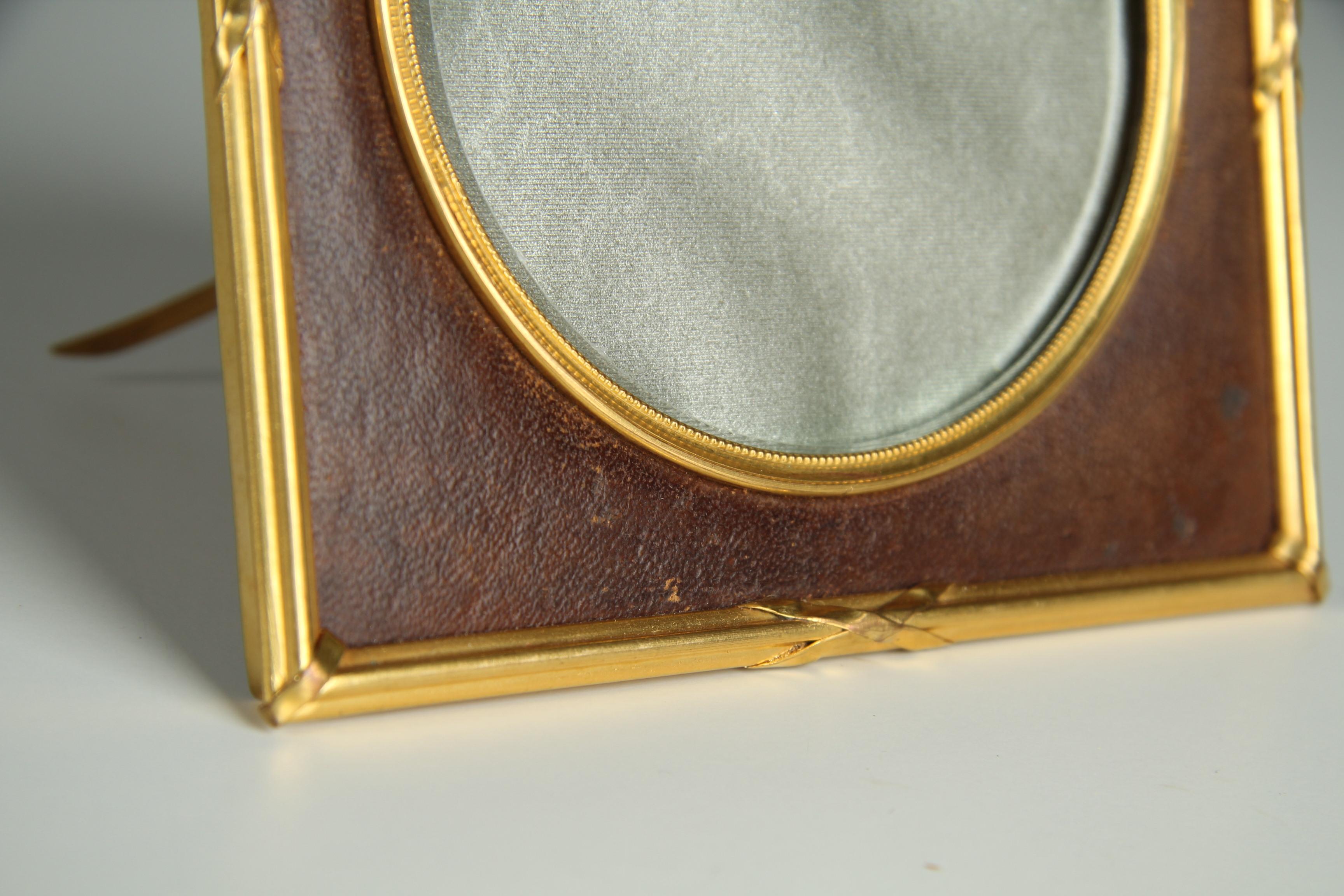 Beautiful victorian picture frame from France, circa 1880s.
Brass and Leather frame.

French picture frames from the Victorian era are an expression of an epoch that was known for its decorative wealth and appreciation of art and craftsmanship.