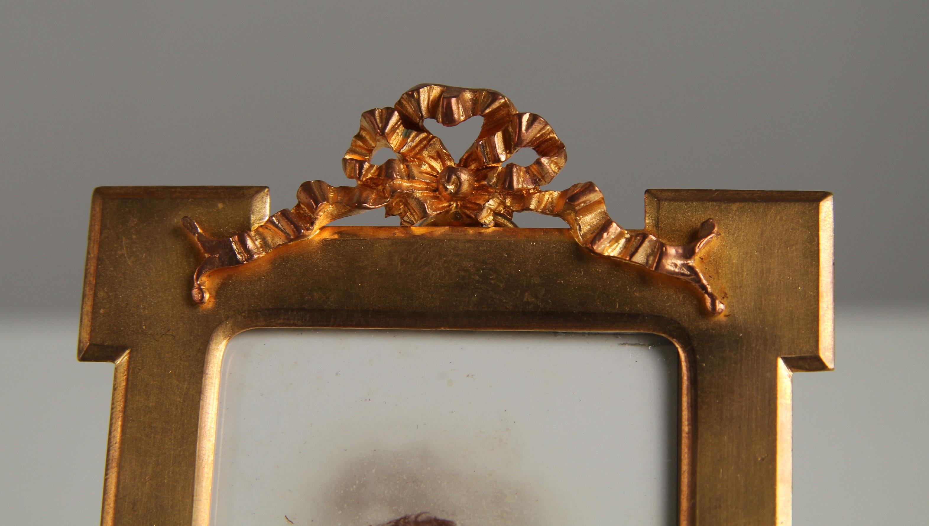 Victorien Cadre photo victorien ancien, Bronze Dorée, France, années 1880, 5 x 8 cm en vente